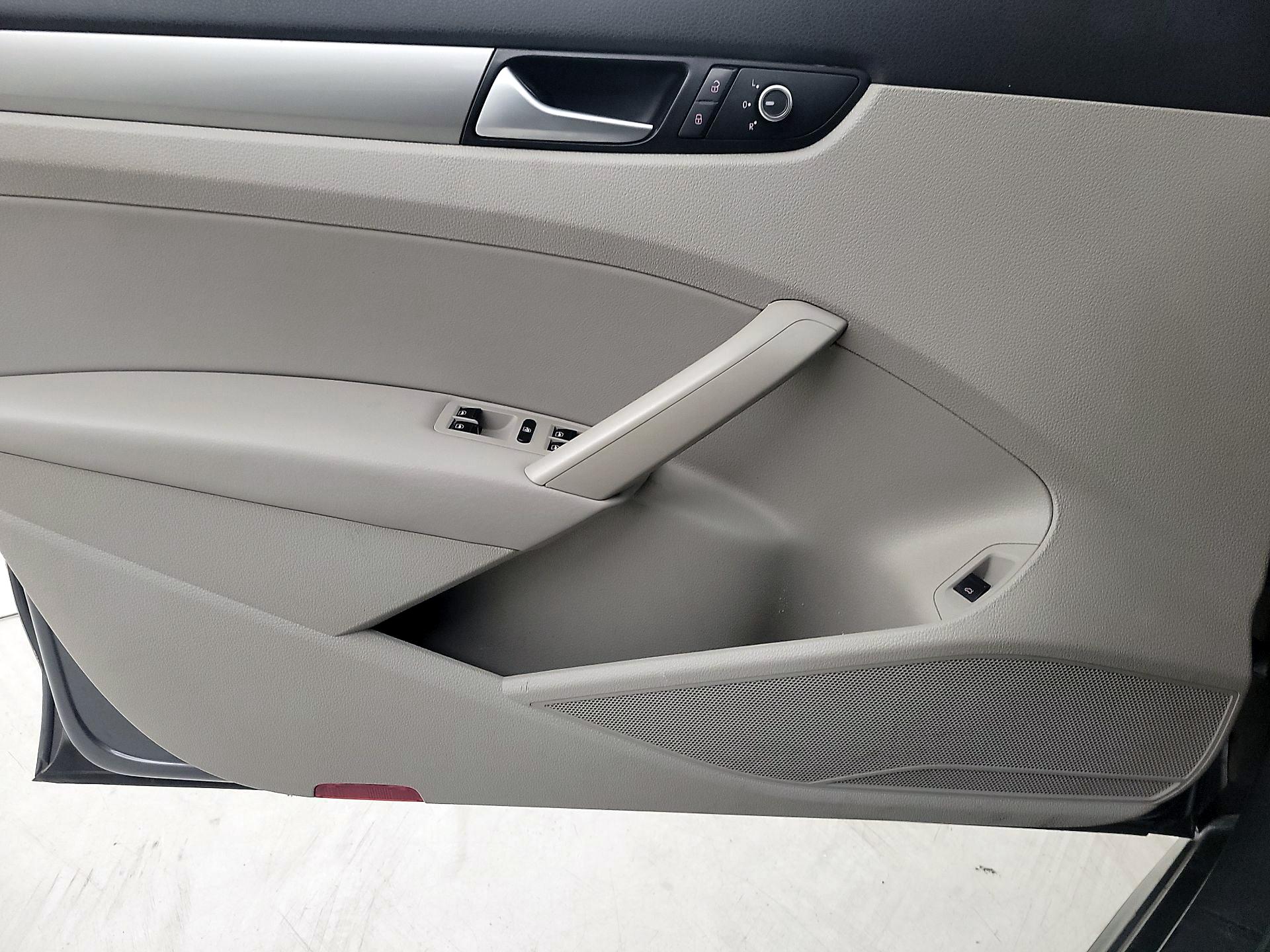 Thumbnail: 2015 Volkswagen Passat - 12