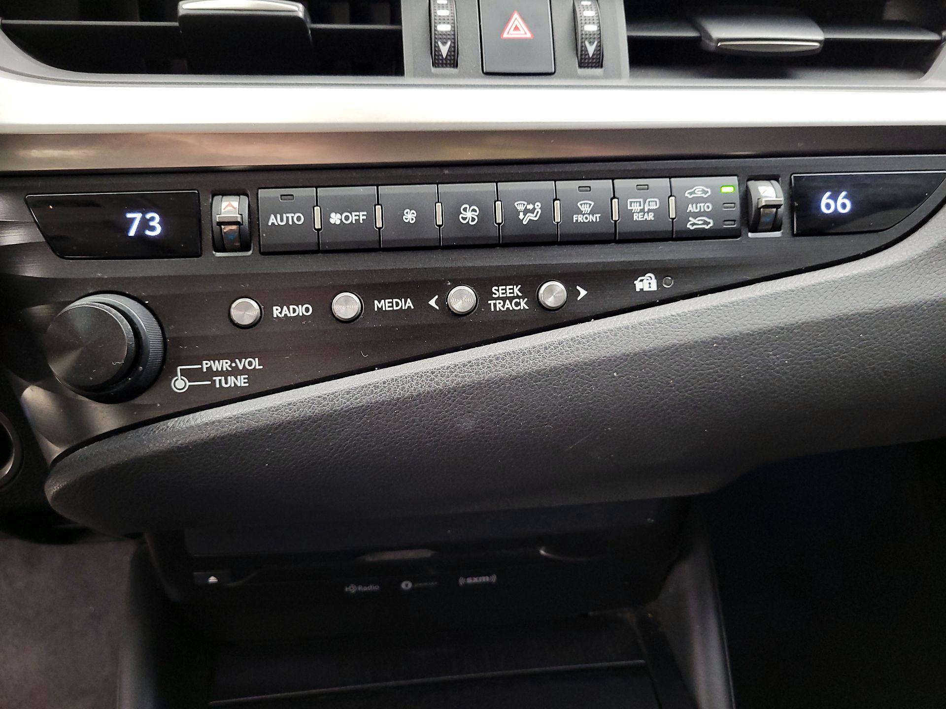 Thumbnail: 2020 Lexus ES - 16