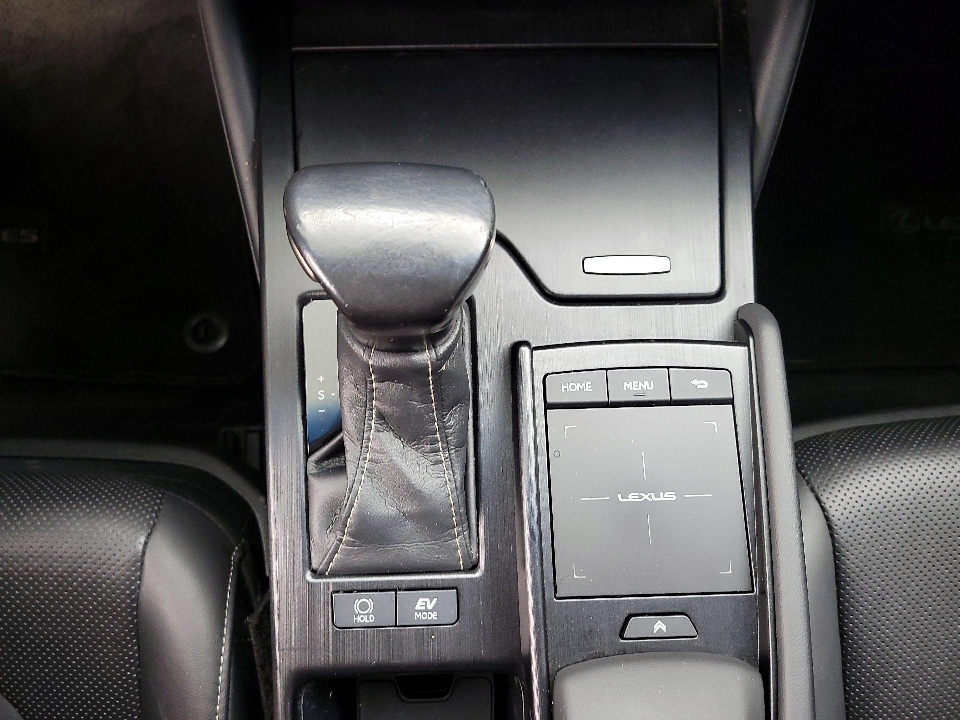 Thumbnail: 2020 Lexus ES - 17