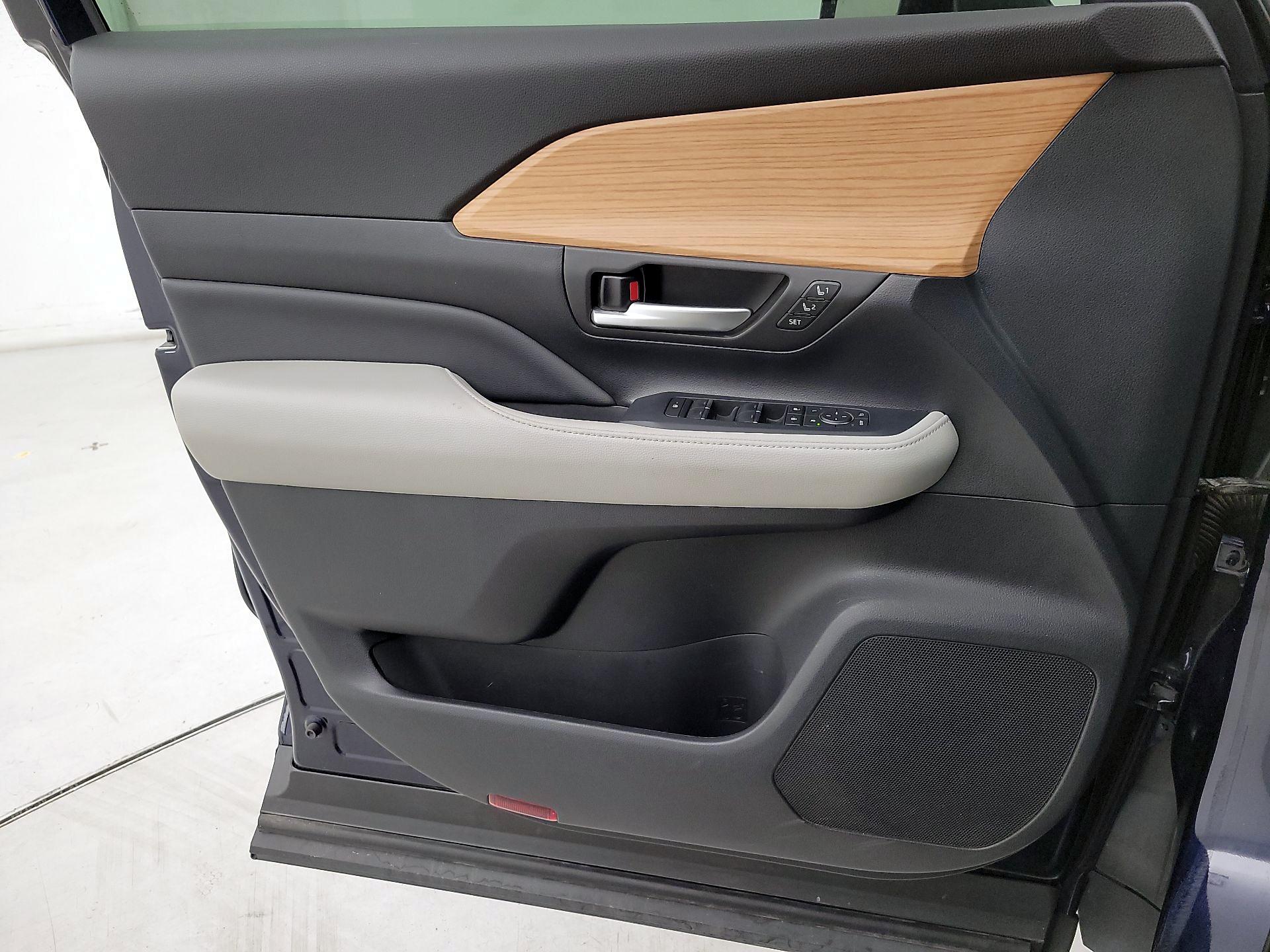 Thumbnail: 2024 Toyota Highlander - 12