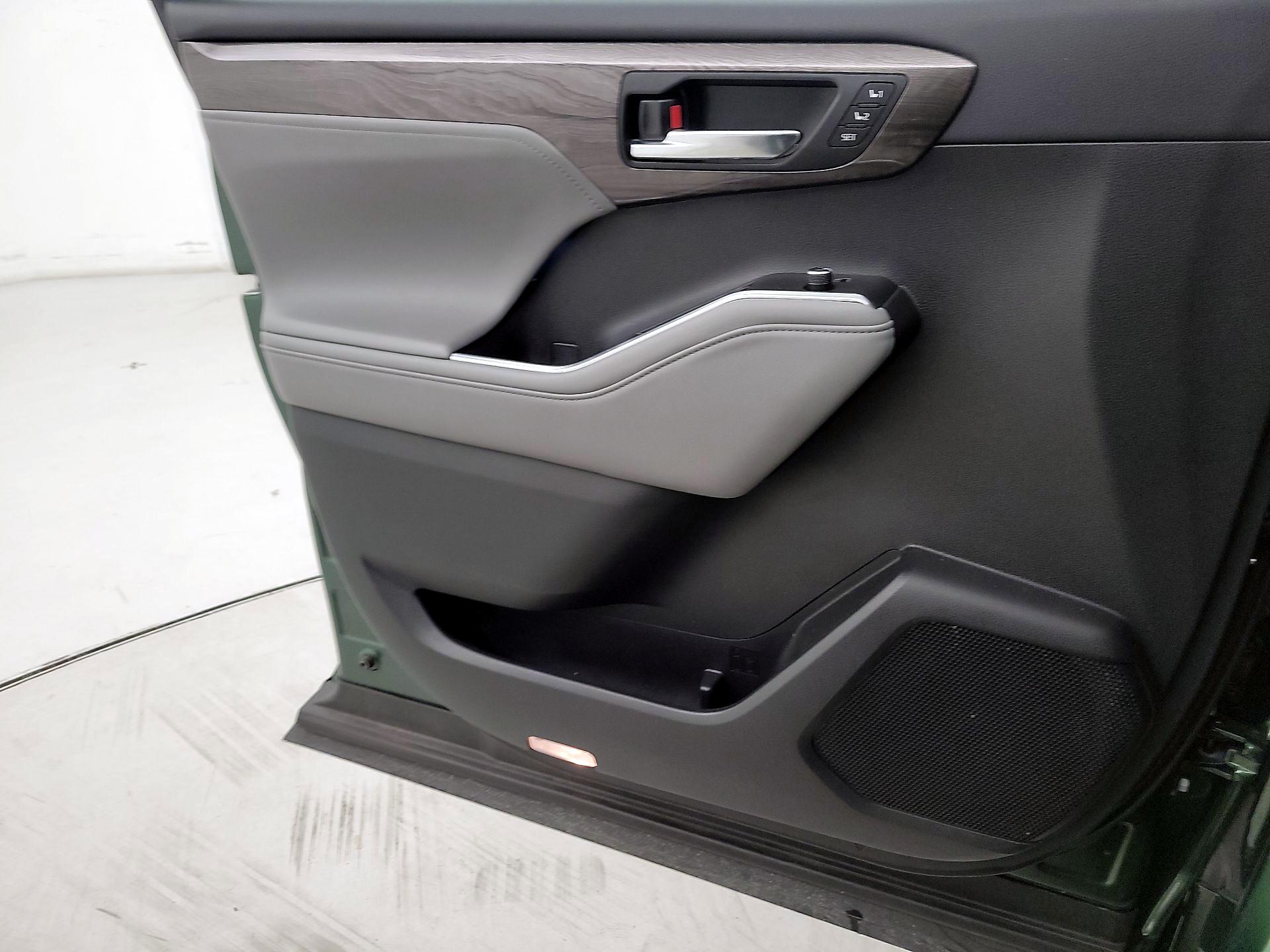 Thumbnail: 2023 Toyota Highlander - 12