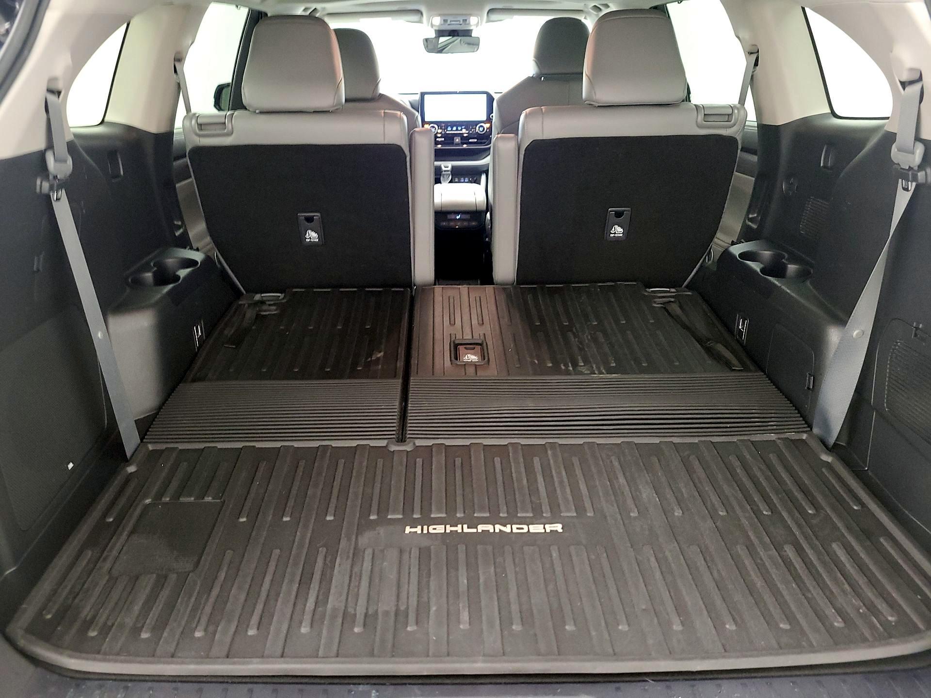 Thumbnail: 2023 Toyota Highlander - 16