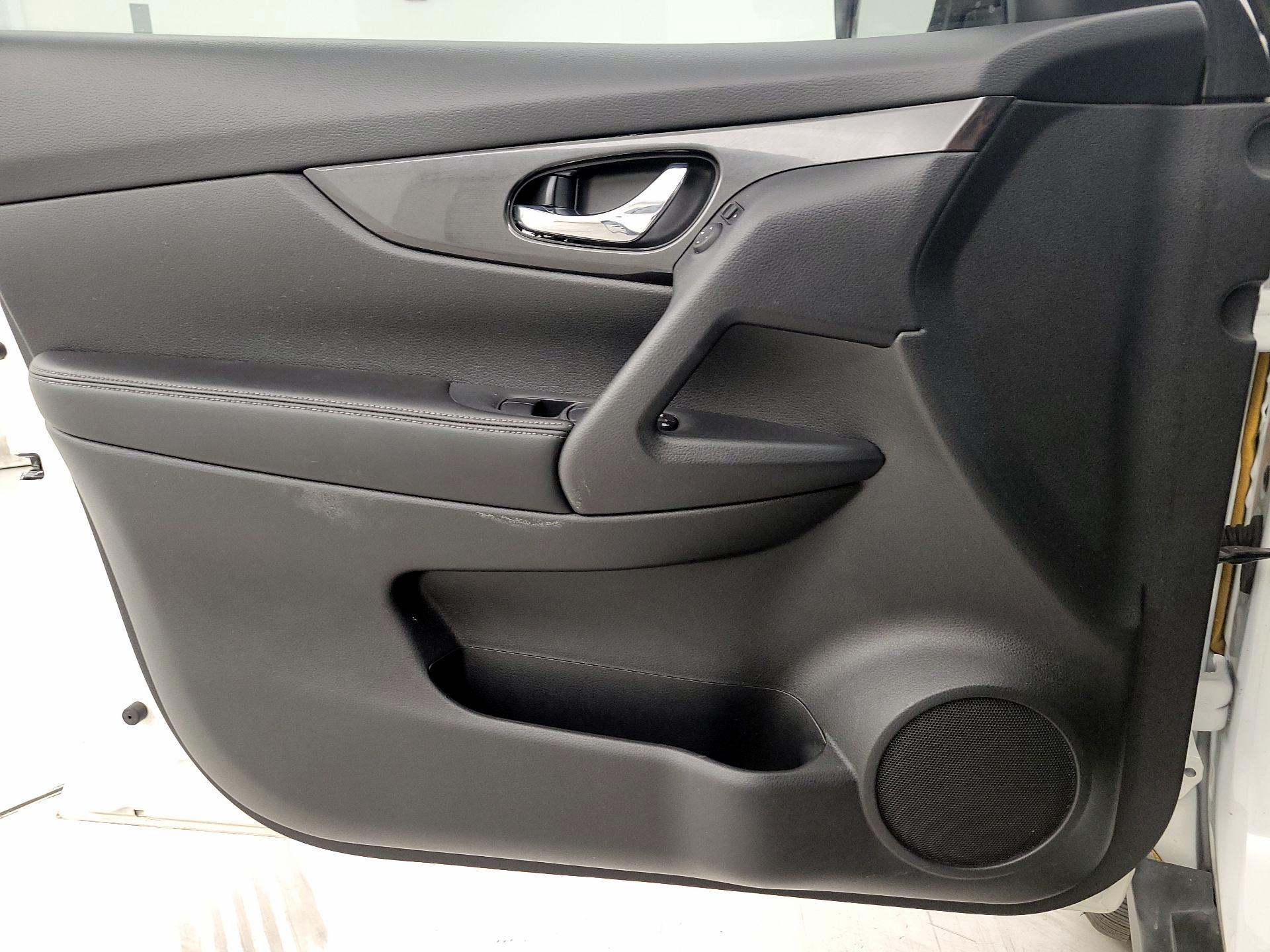 Thumbnail: 2017 Nissan Rogue - 12