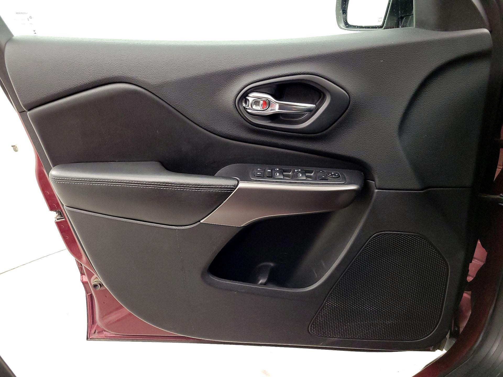 Thumbnail: 2019 Jeep Cherokee - 12