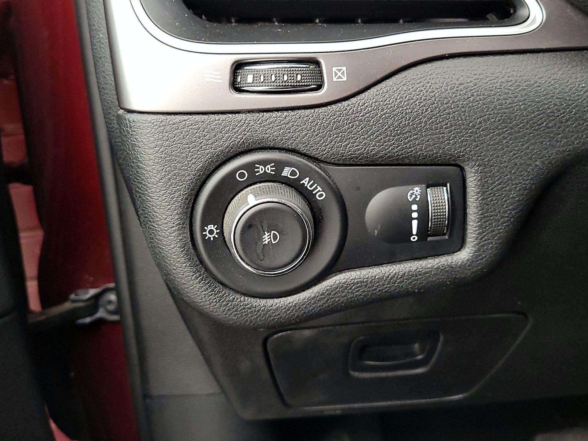 Thumbnail: 2019 Jeep Cherokee - 13