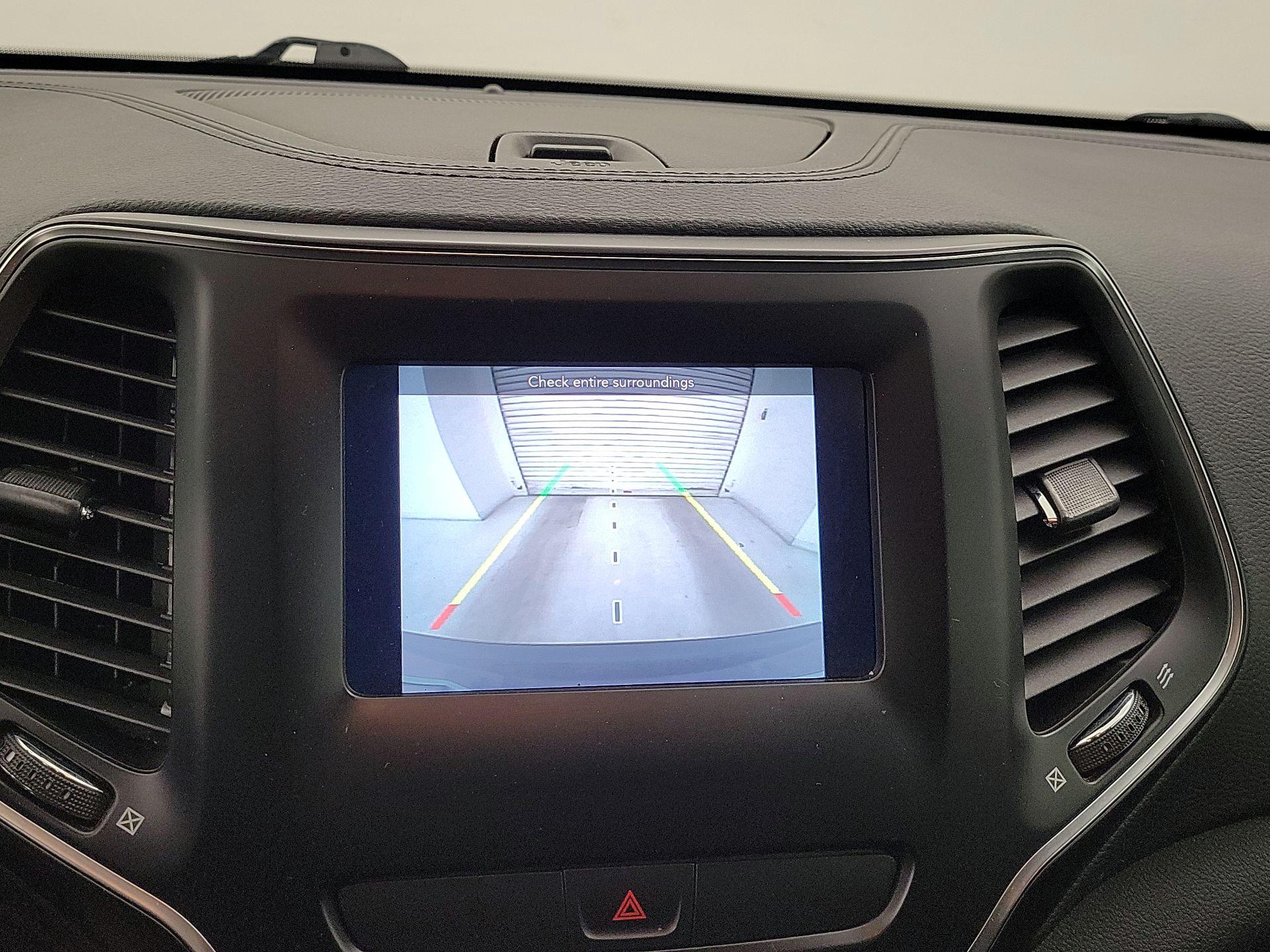 Thumbnail: 2019 Jeep Cherokee - 14