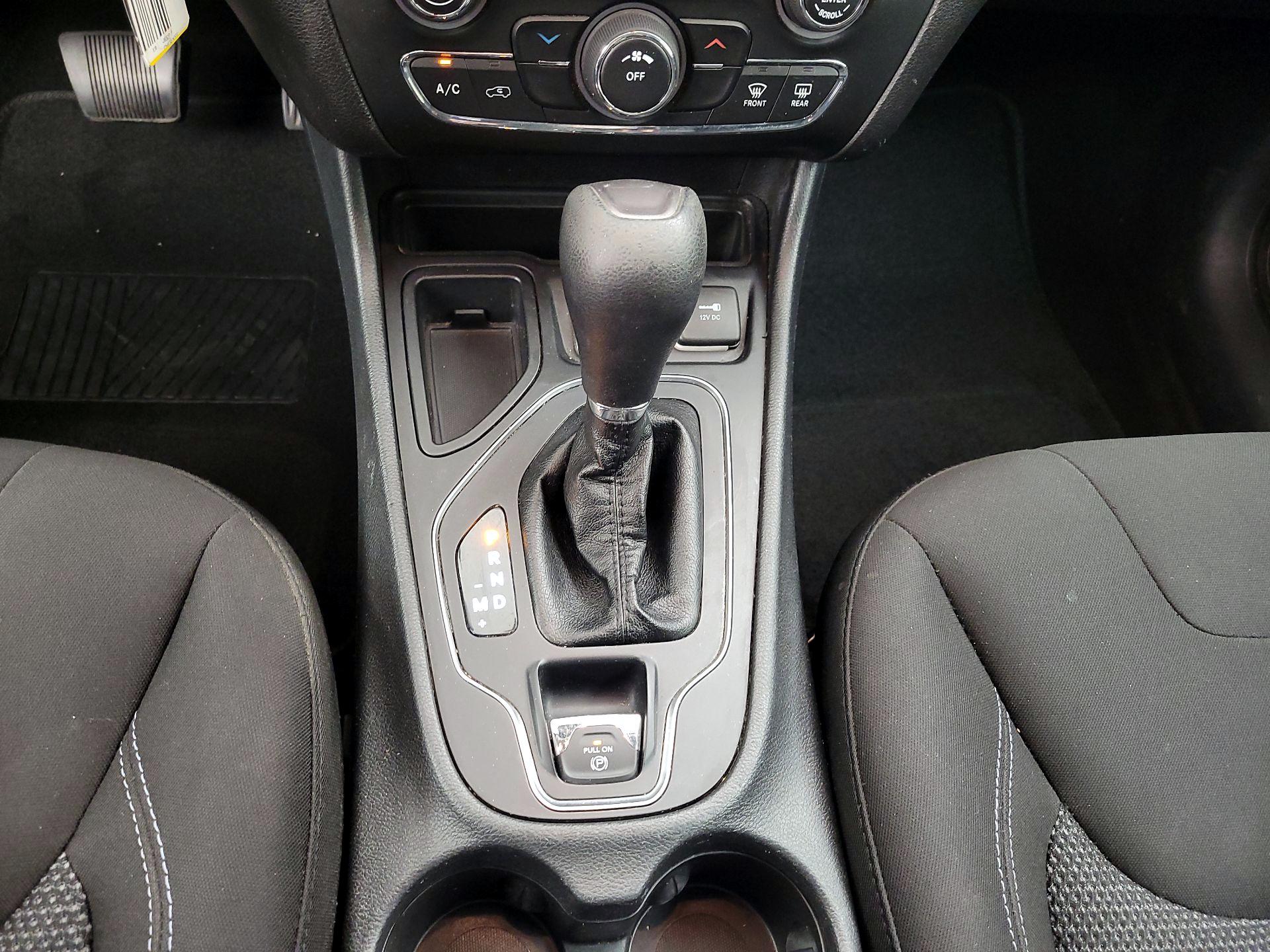 Thumbnail: 2019 Jeep Cherokee - 17