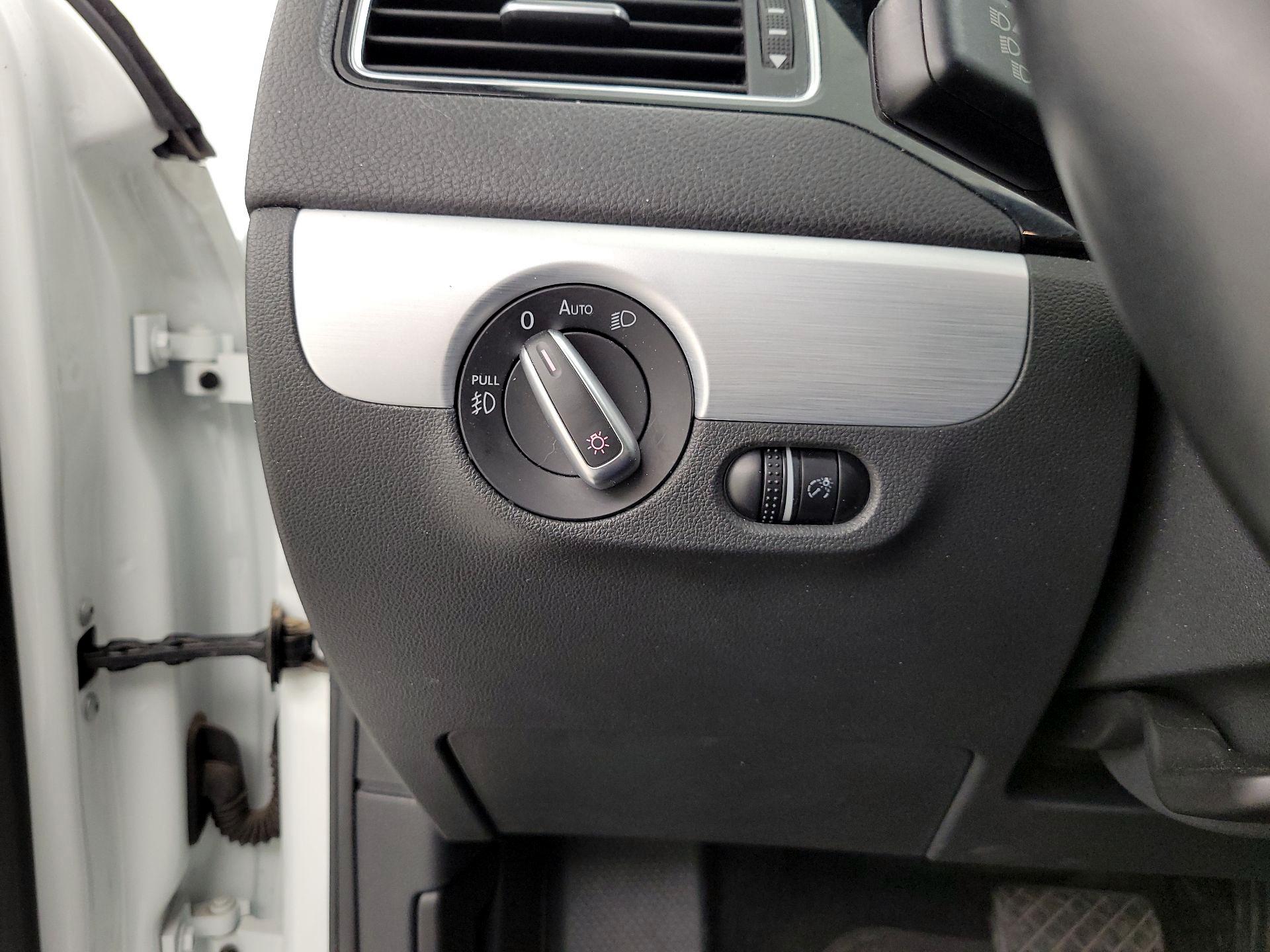 Thumbnail: 2018 Volkswagen Jetta - 13