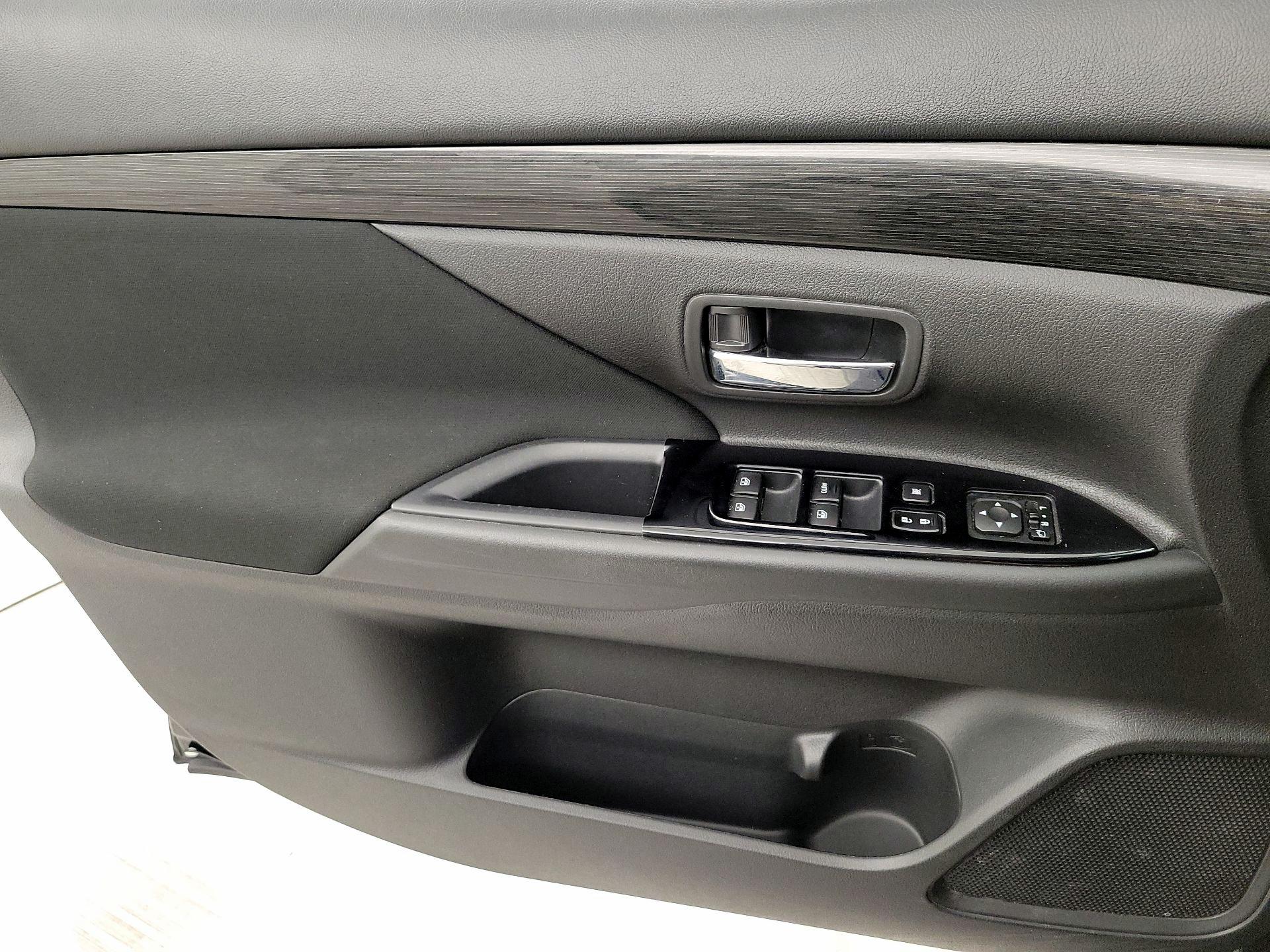 Thumbnail: 2018 Mitsubishi Outlander - 12