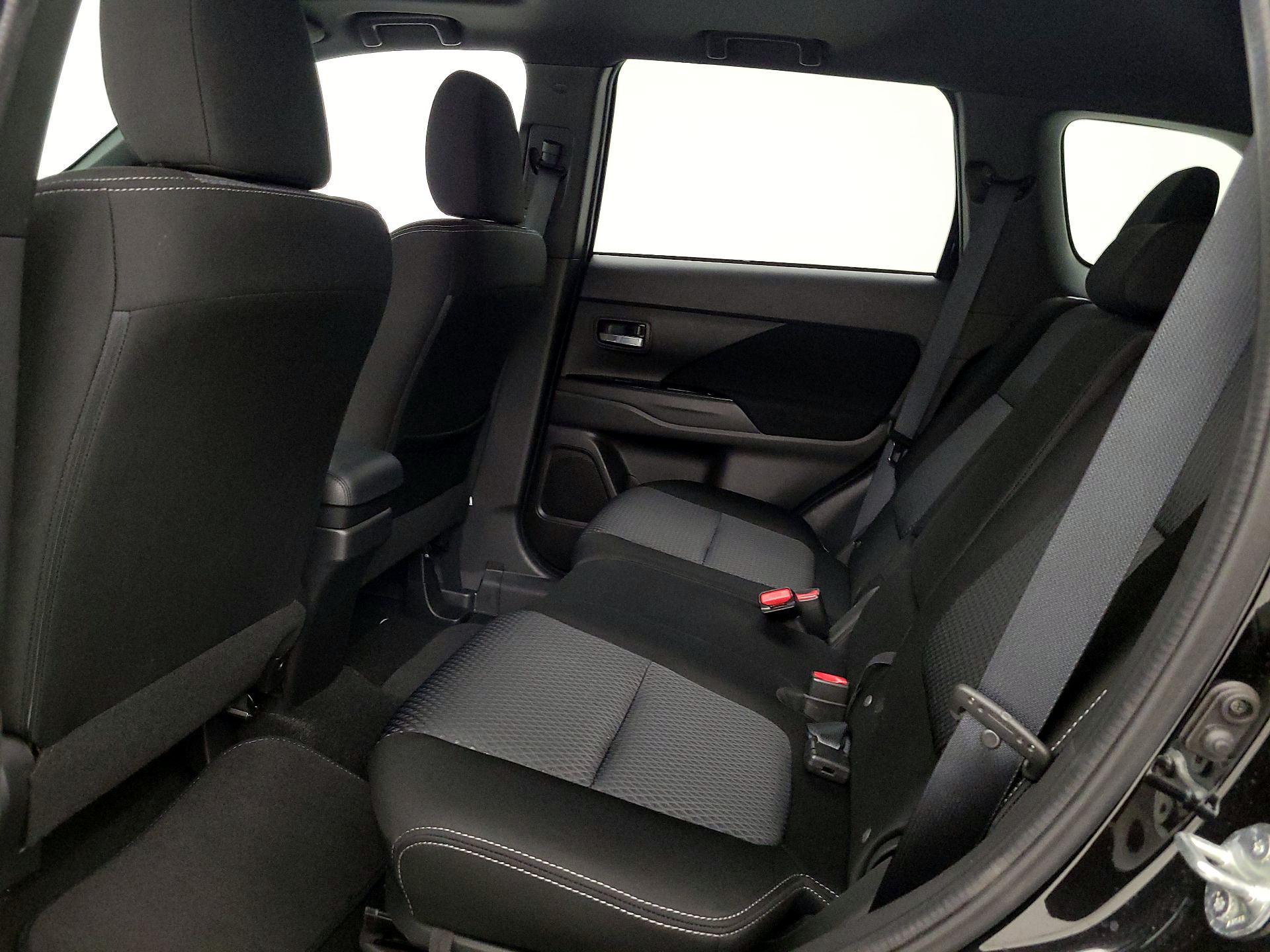 Thumbnail: 2018 Mitsubishi Outlander - 17