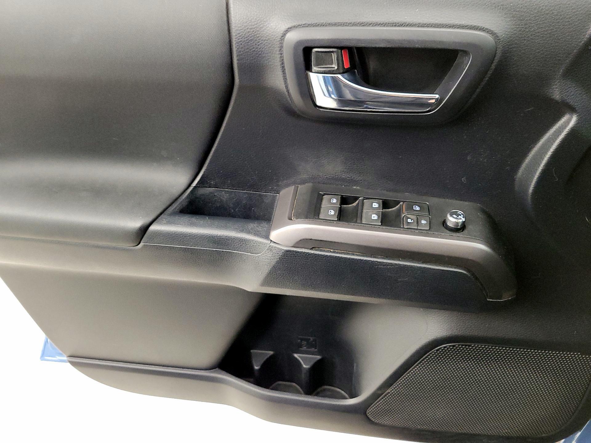 Thumbnail: 2018 Toyota Tacoma - 12