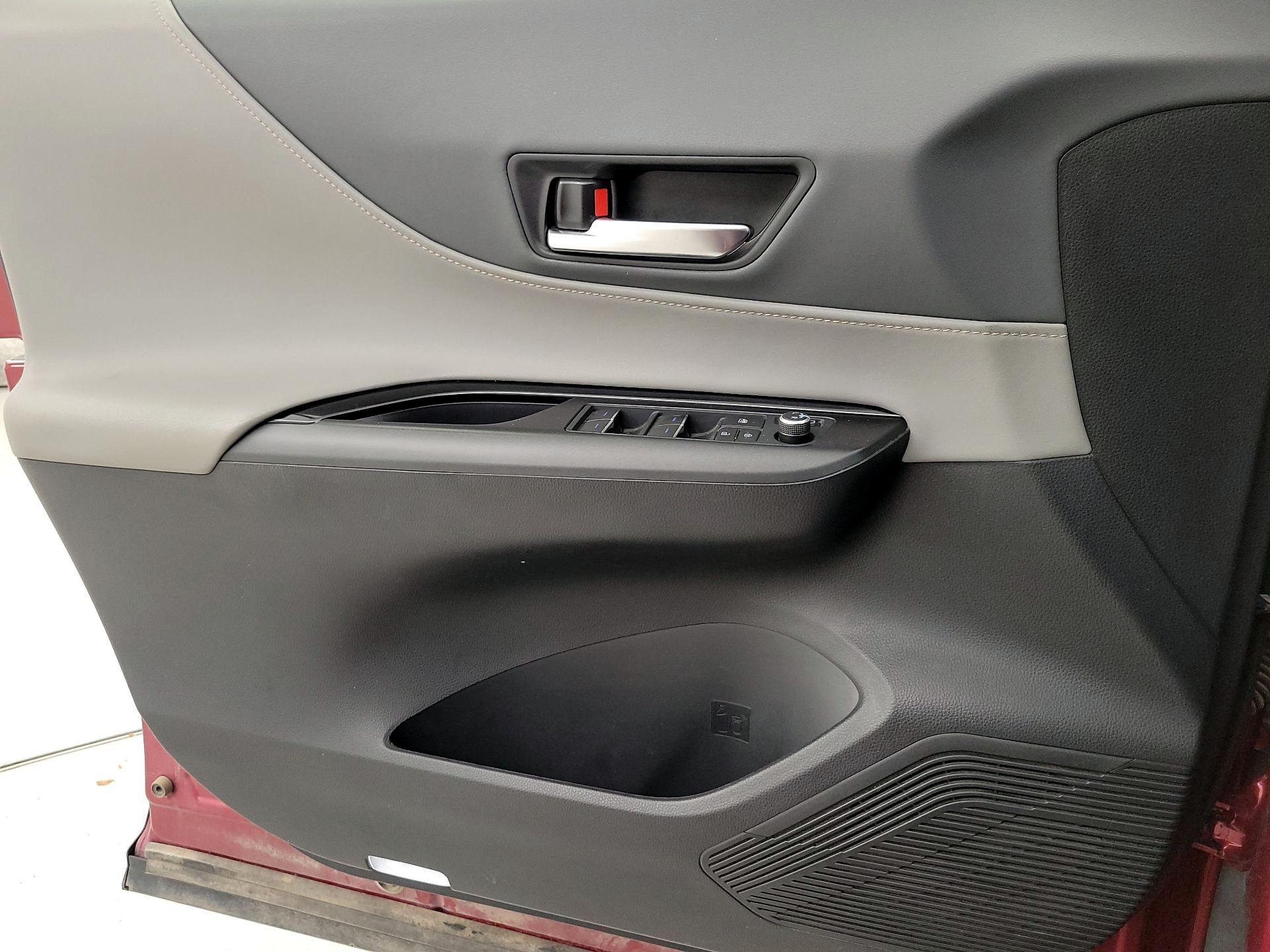 Thumbnail: 2021 Toyota Venza - 12