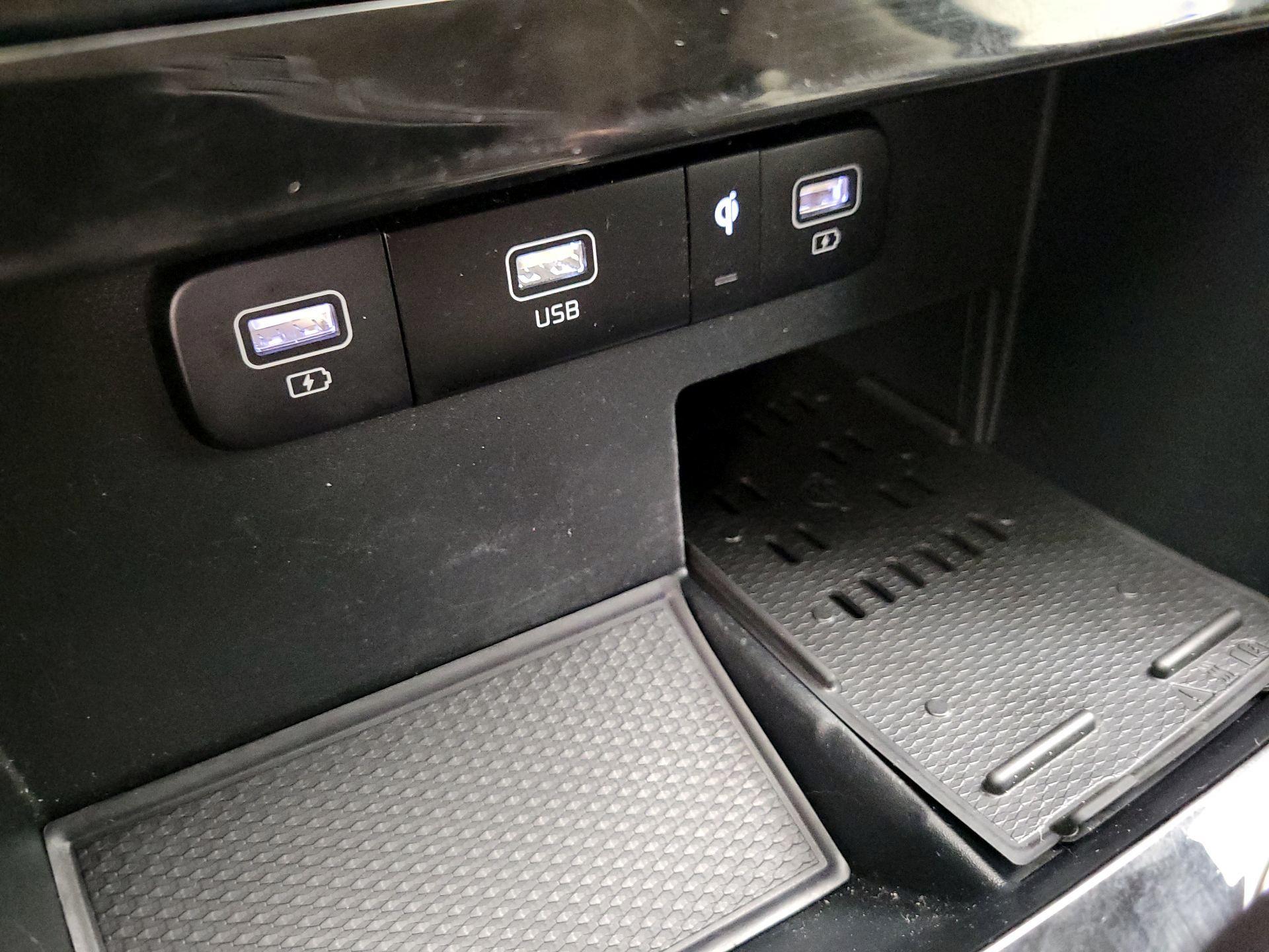 Thumbnail: 2023 Kia Carnival - 19