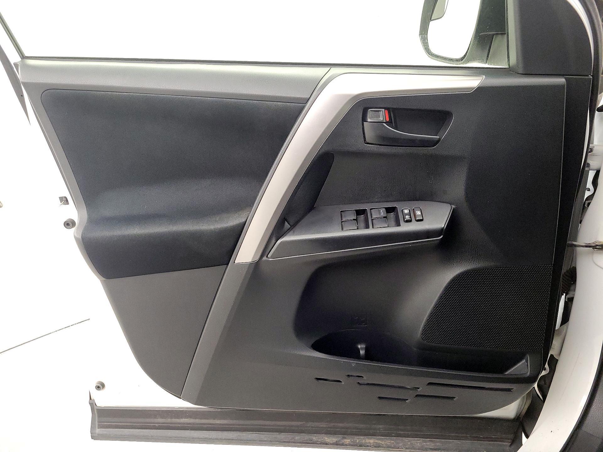 Thumbnail: 2016 Toyota RAV4 - 12