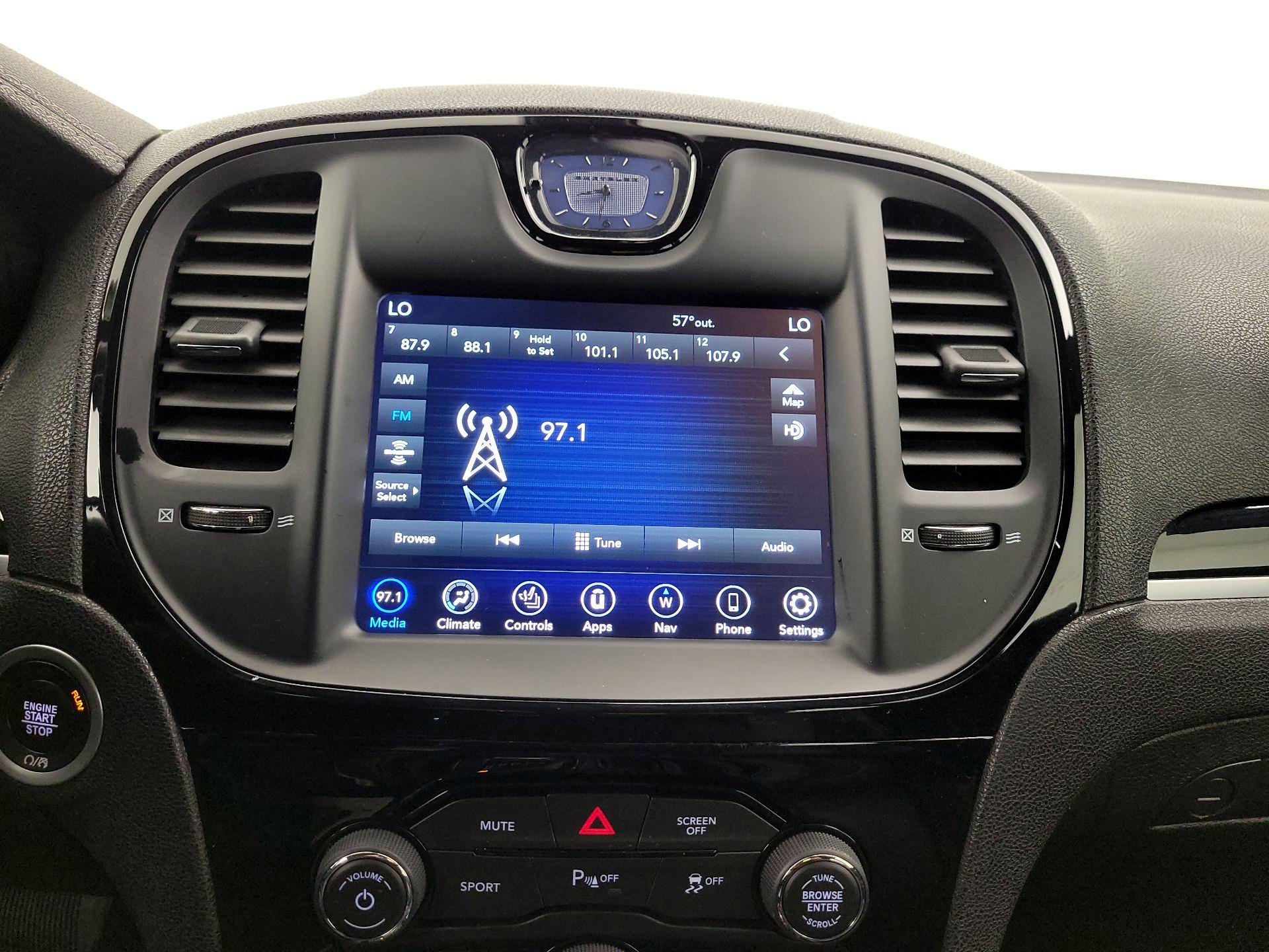 Thumbnail: 2022 Chrysler 300 - 16