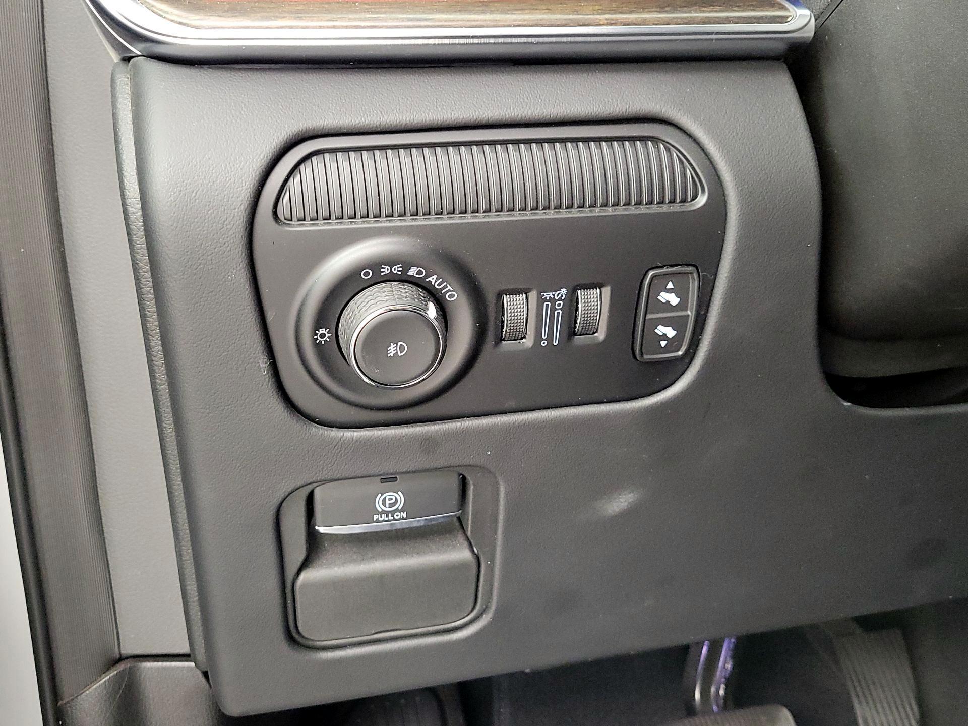 Thumbnail: 2023 Jeep Grand Wagoneer - 13