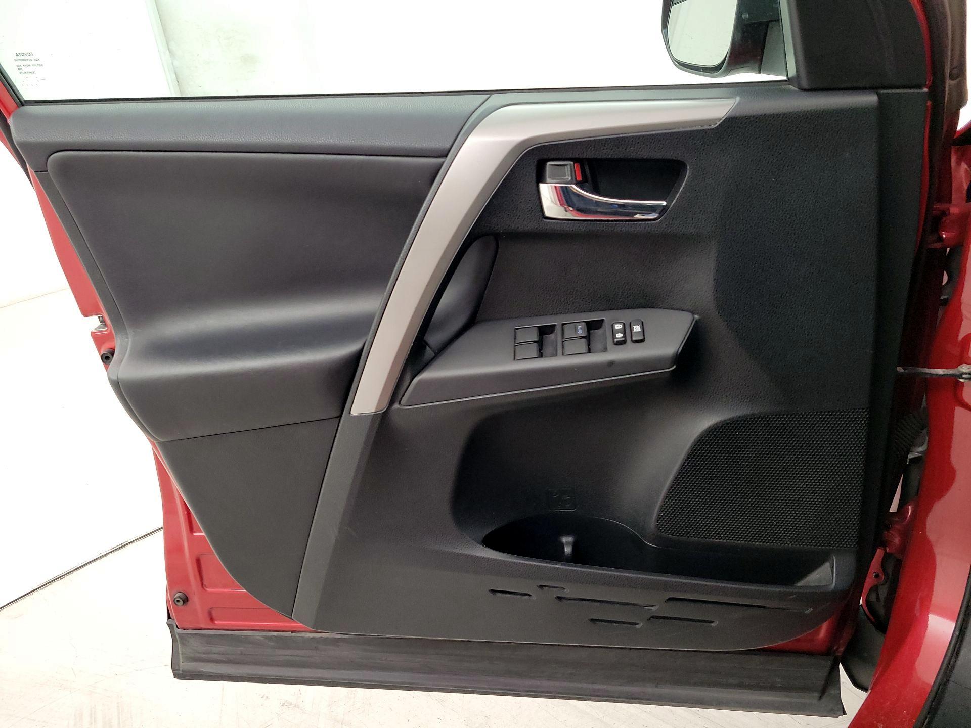 Thumbnail: 2016 Toyota RAV4 - 12