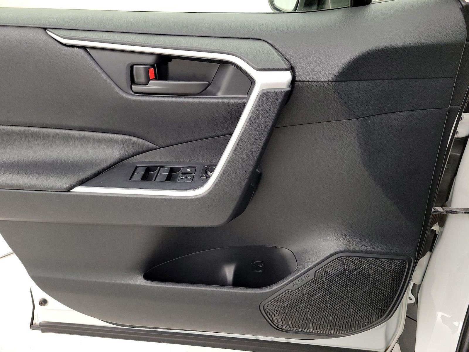 2021 Toyota RAV4 LE - Photo 13