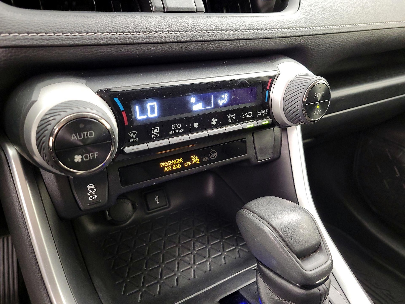 2021 Toyota RAV4 LE - Photo 17