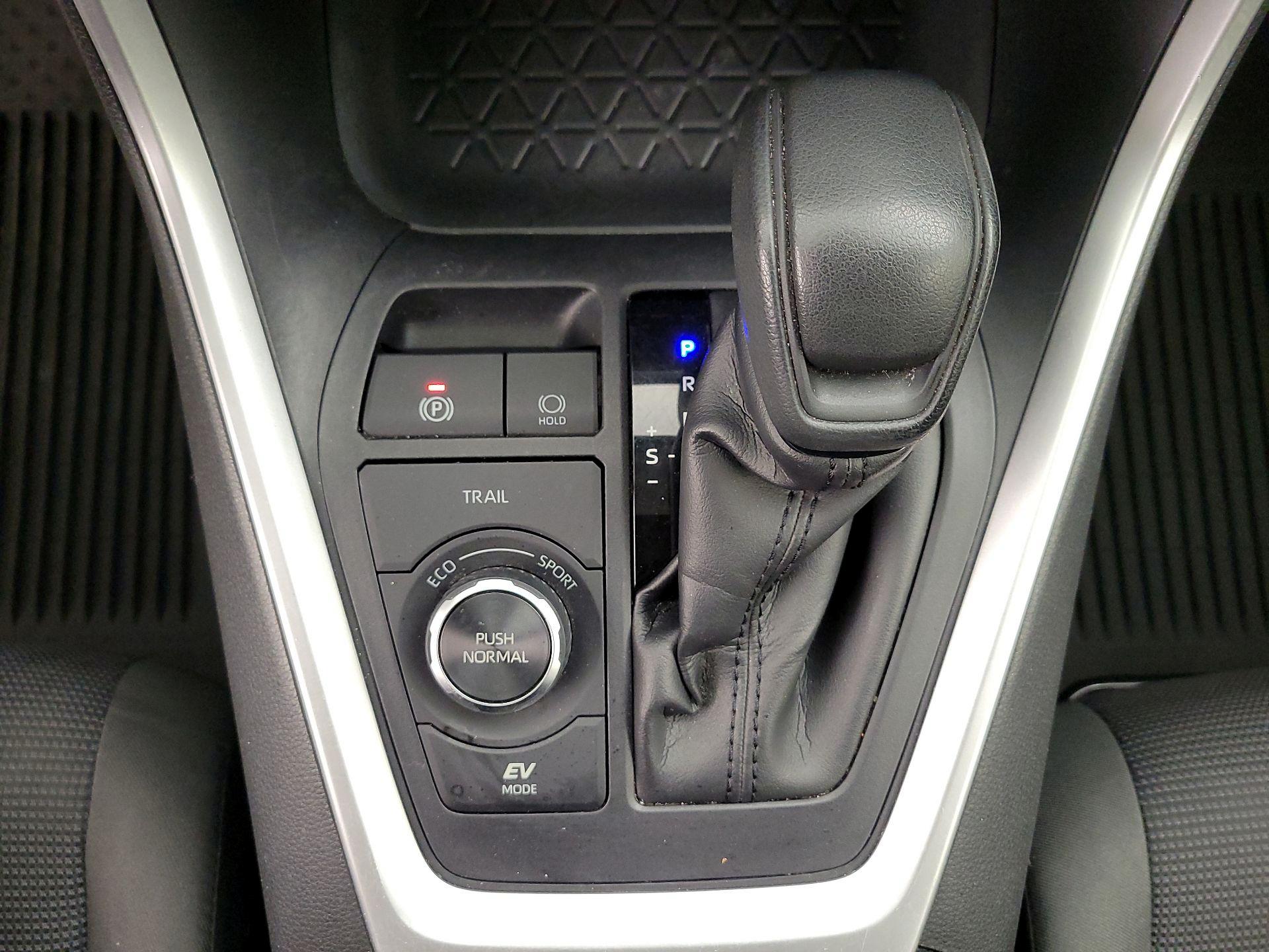 Thumbnail: 2021 Toyota RAV4 - 17