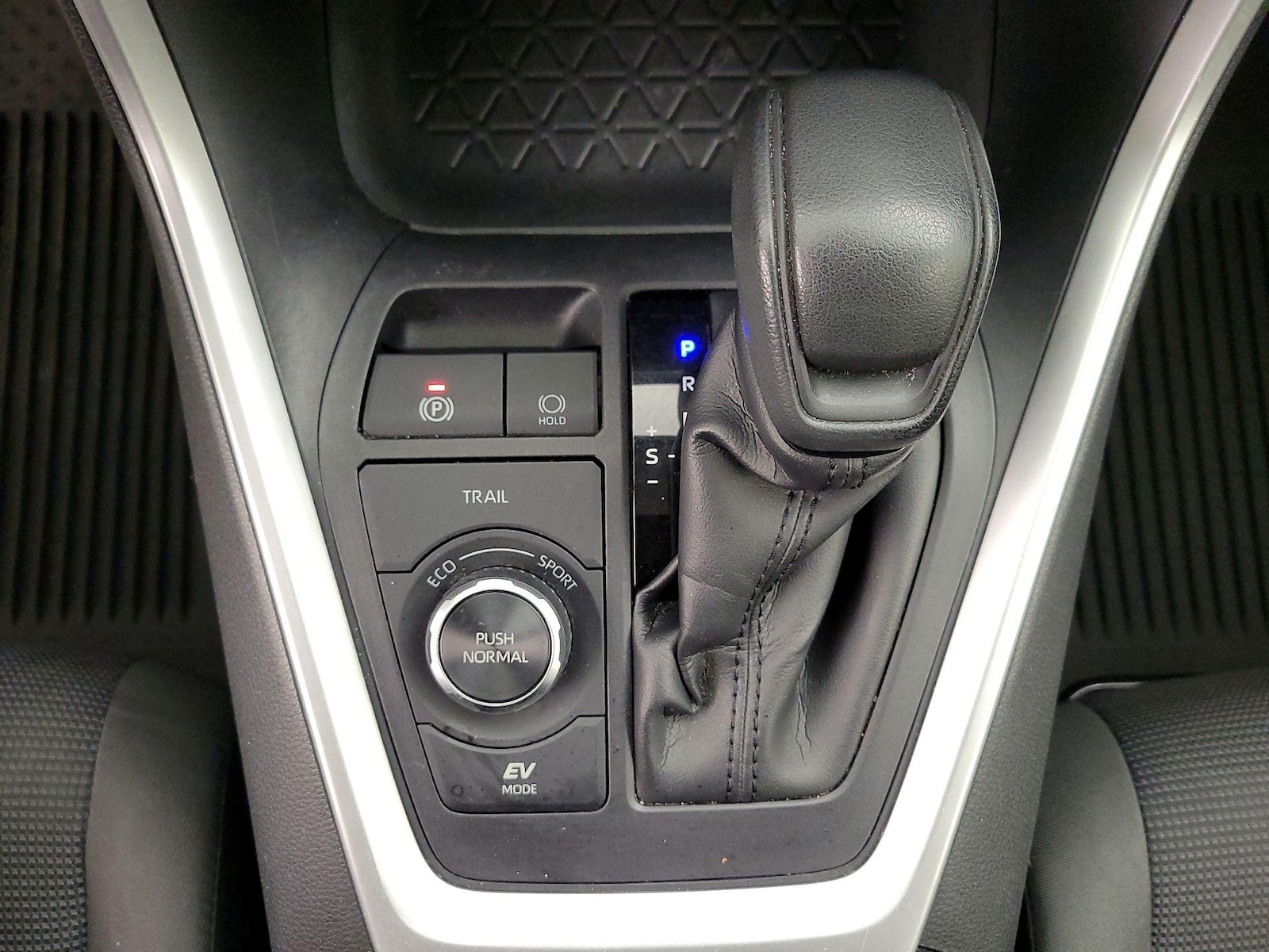 2021 Toyota RAV4 LE - Photo 18