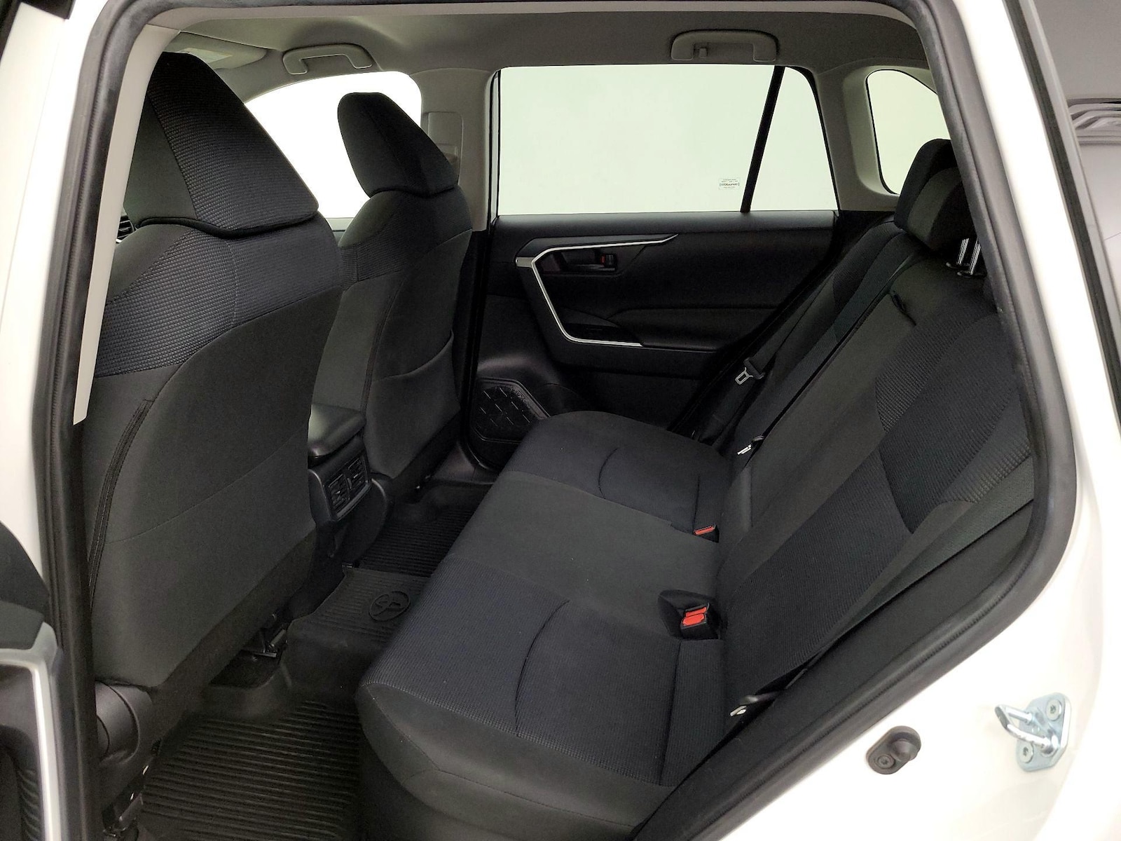2021 Toyota RAV4 LE - Photo 20