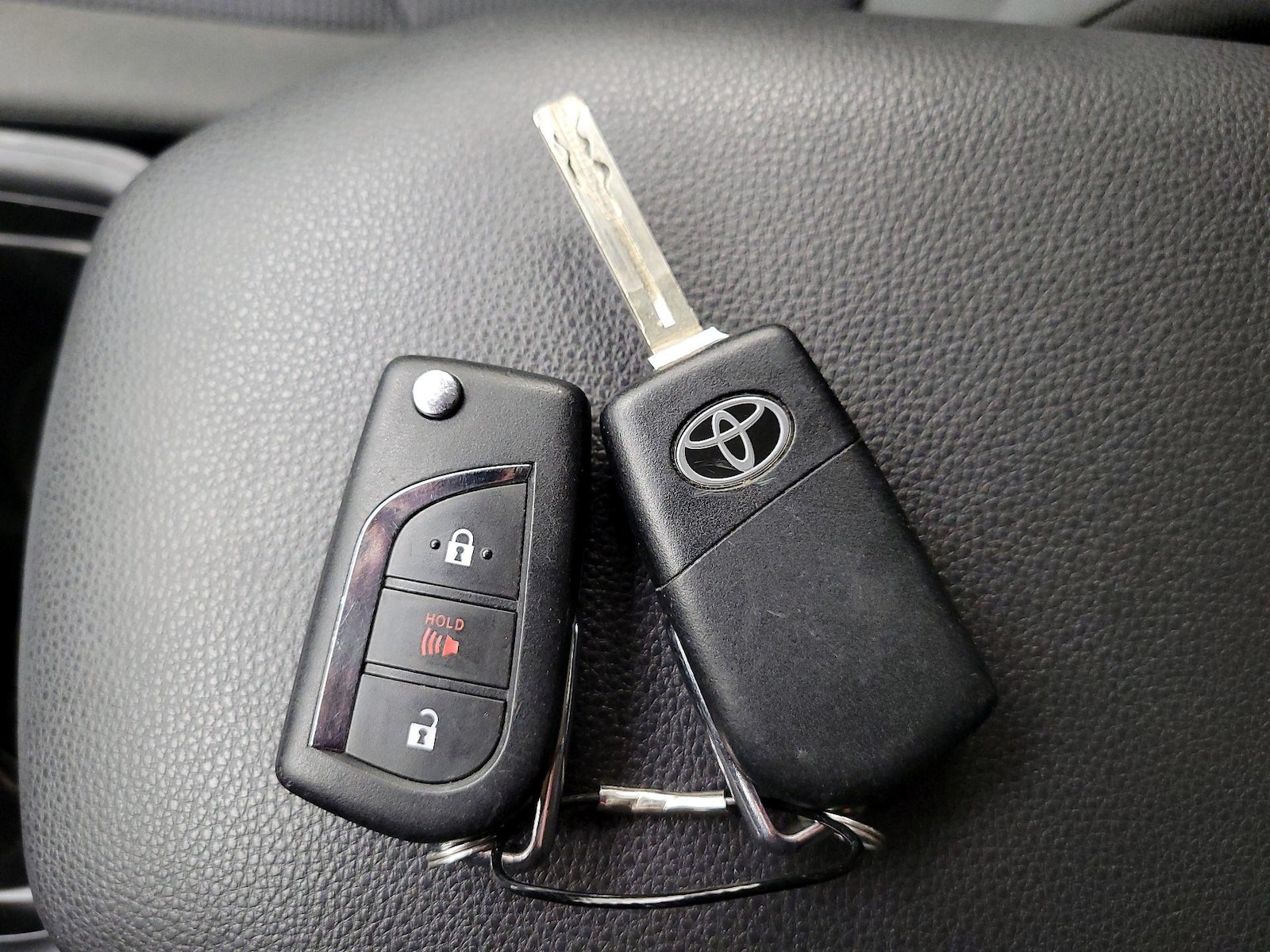 2021 Toyota RAV4 LE - Photo 23