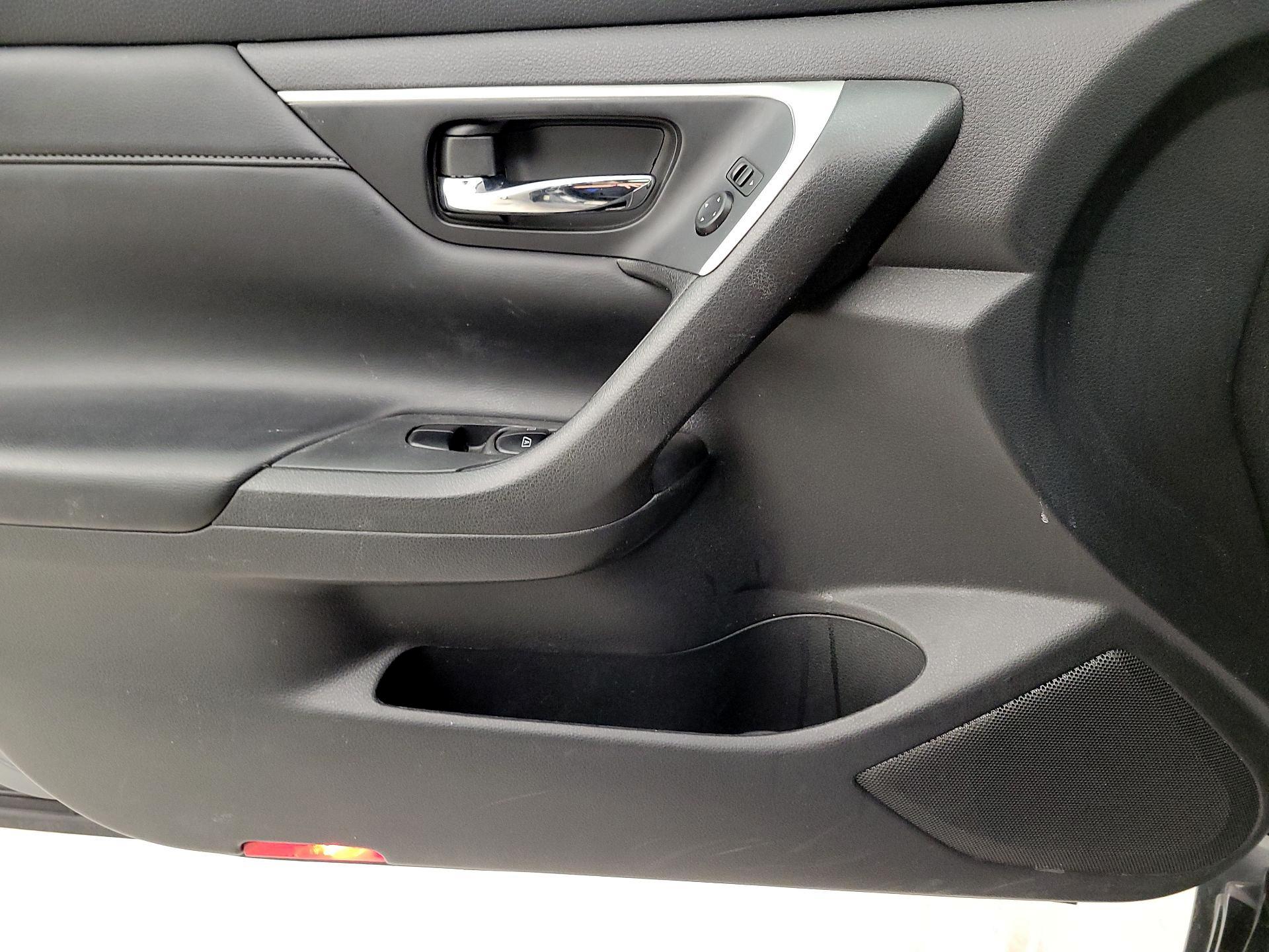 Thumbnail: 2017 Nissan Altima - 12