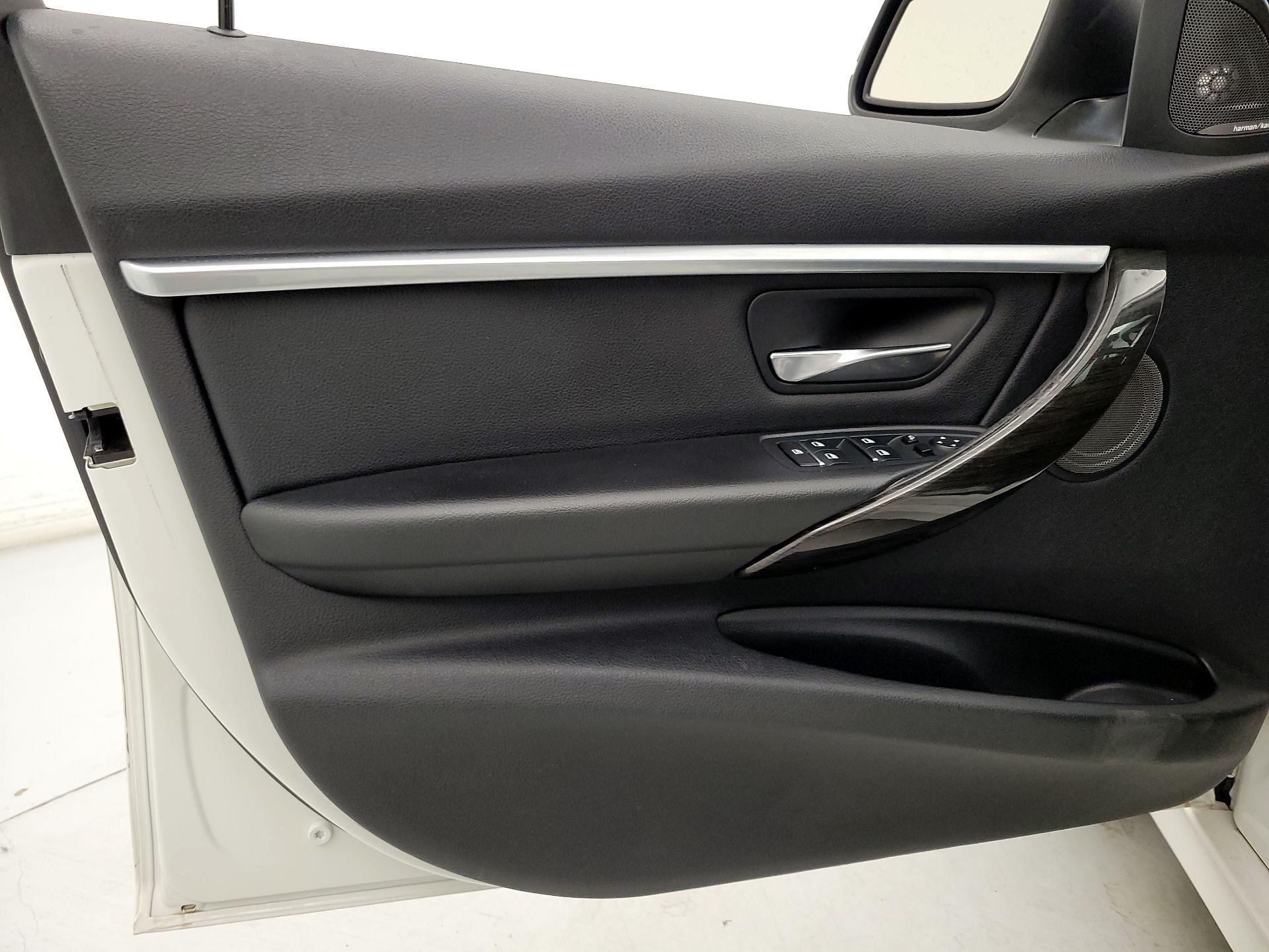 Thumbnail: 2016 BMW 3 Series - 12