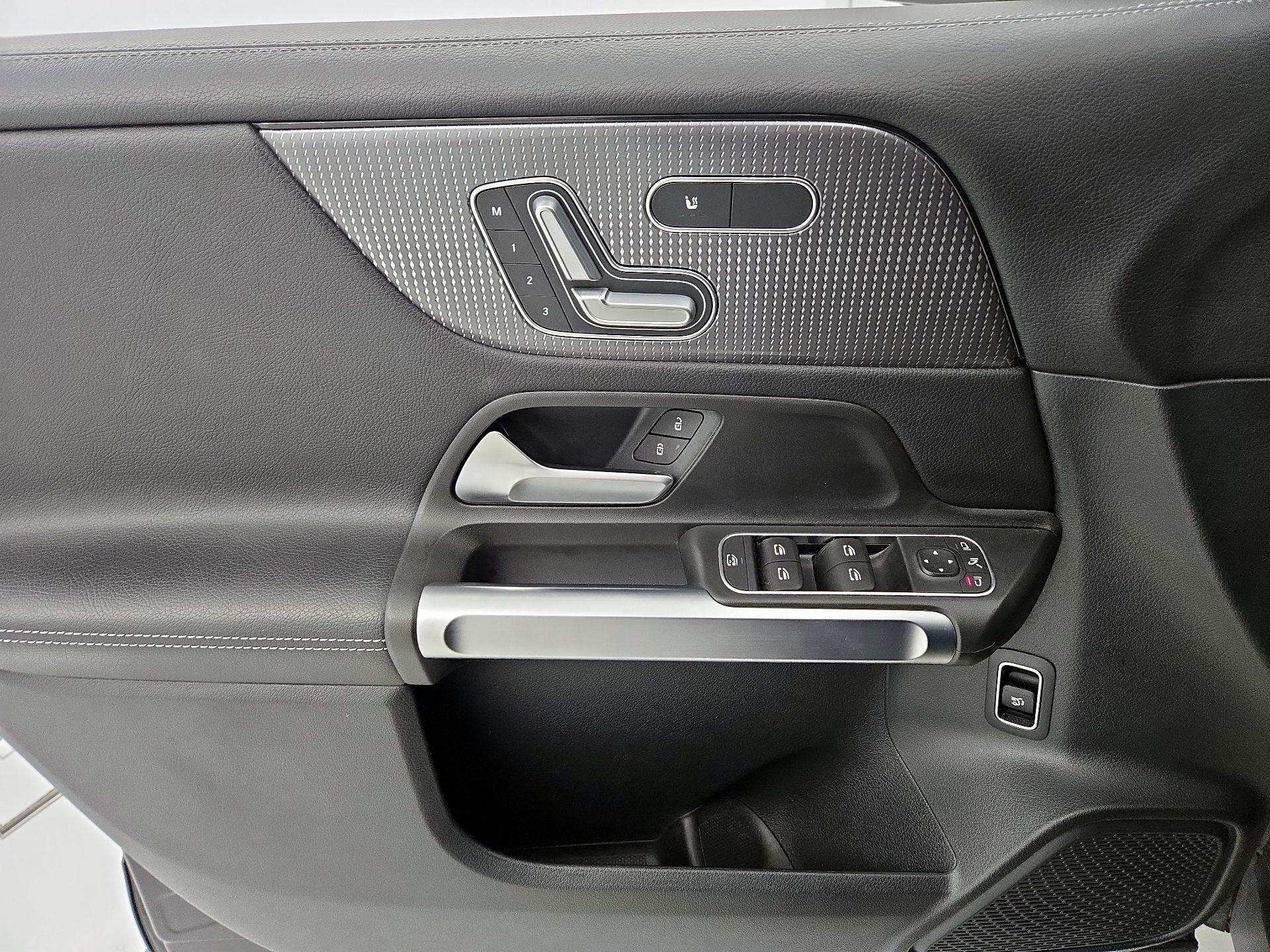 Thumbnail: 2022 Mercedes-Benz GLB - 12