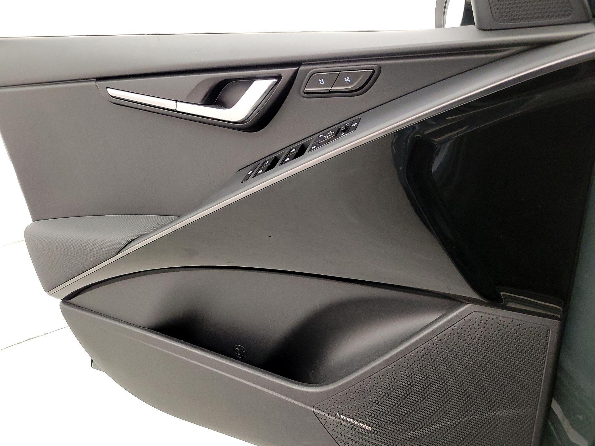 Thumbnail: 2023 Kia Niro - 12