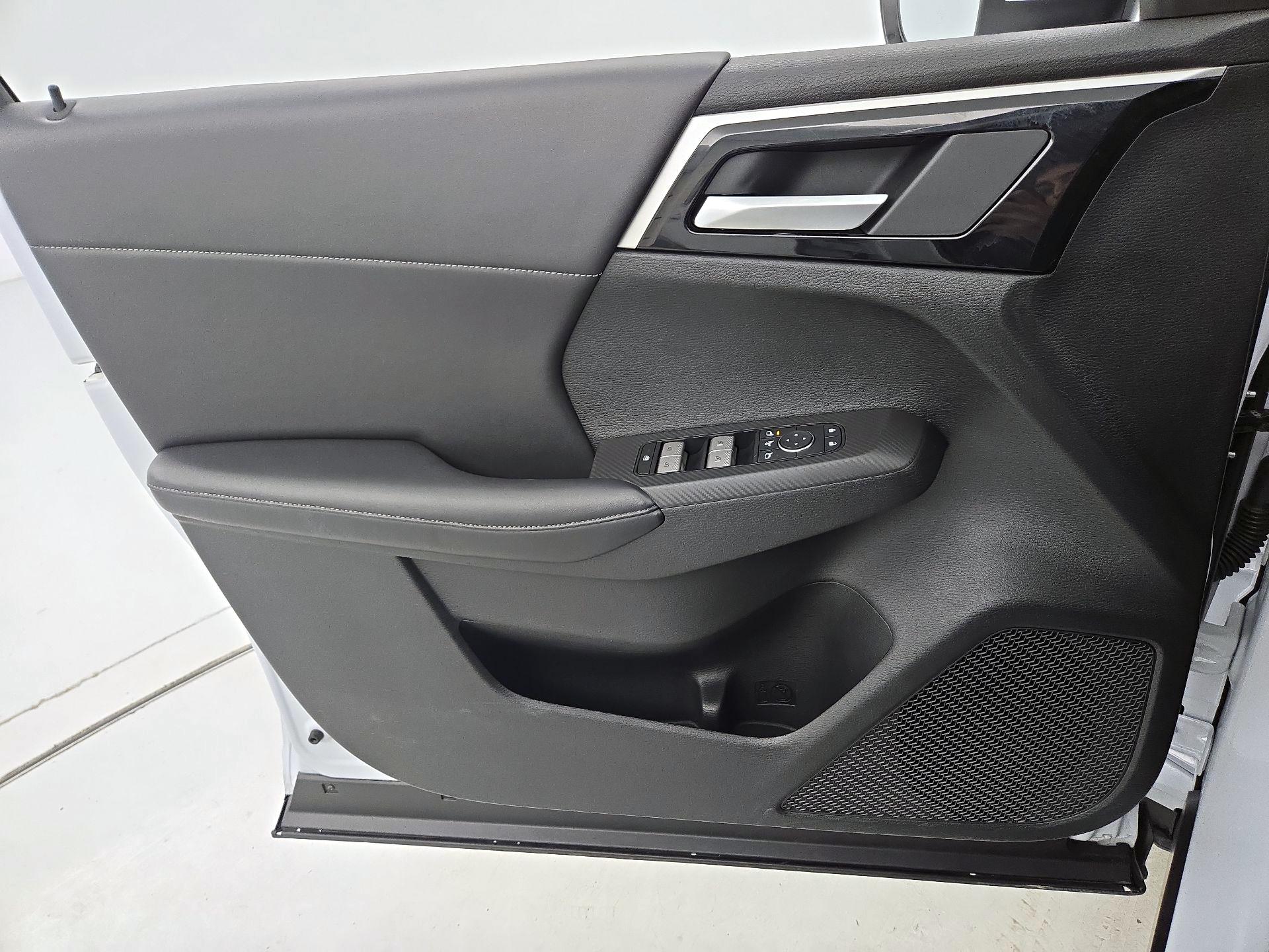 Thumbnail: 2024 Mitsubishi Outlander - 12