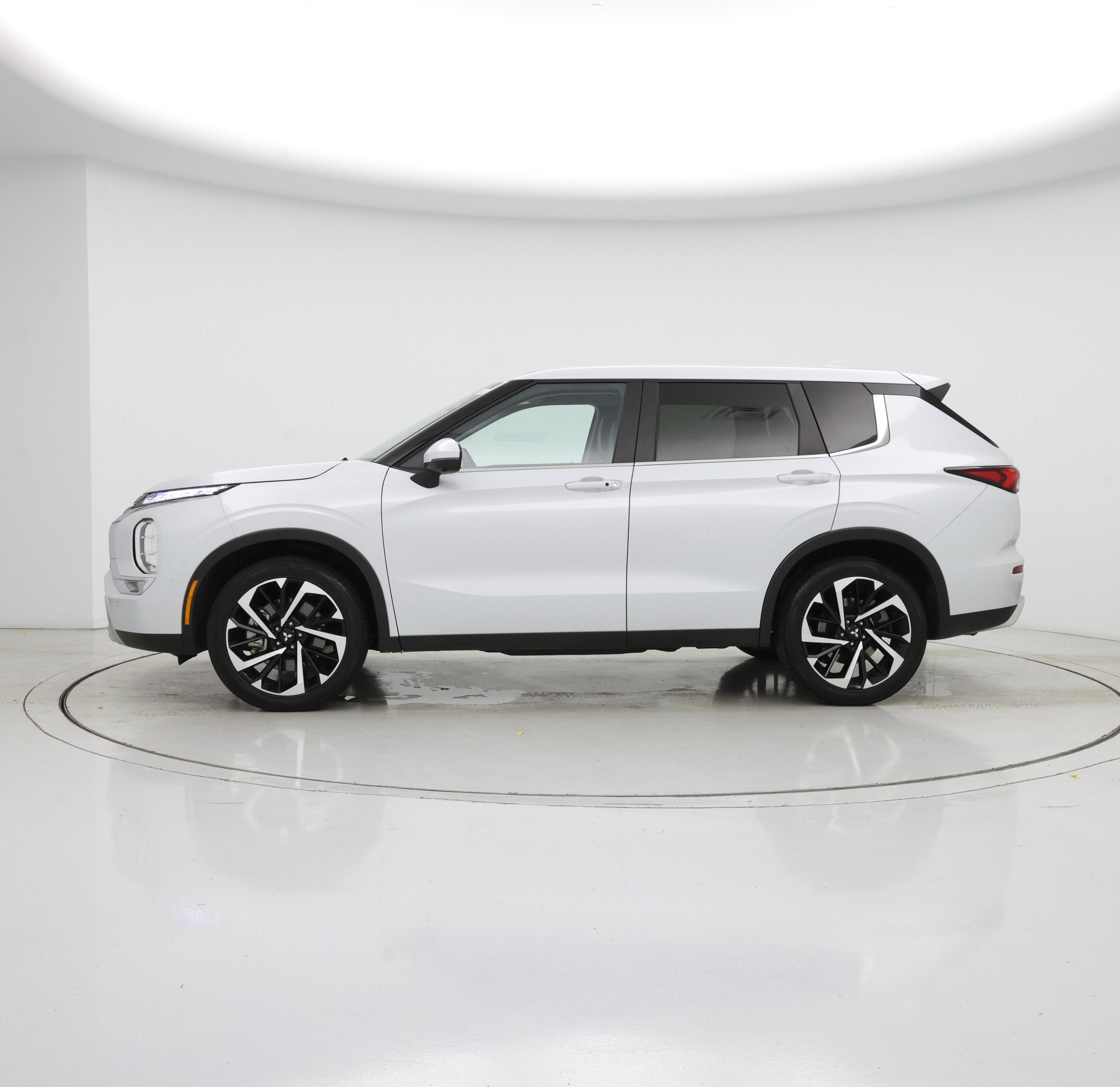 Thumbnail: 2024 Mitsubishi Outlander - 3