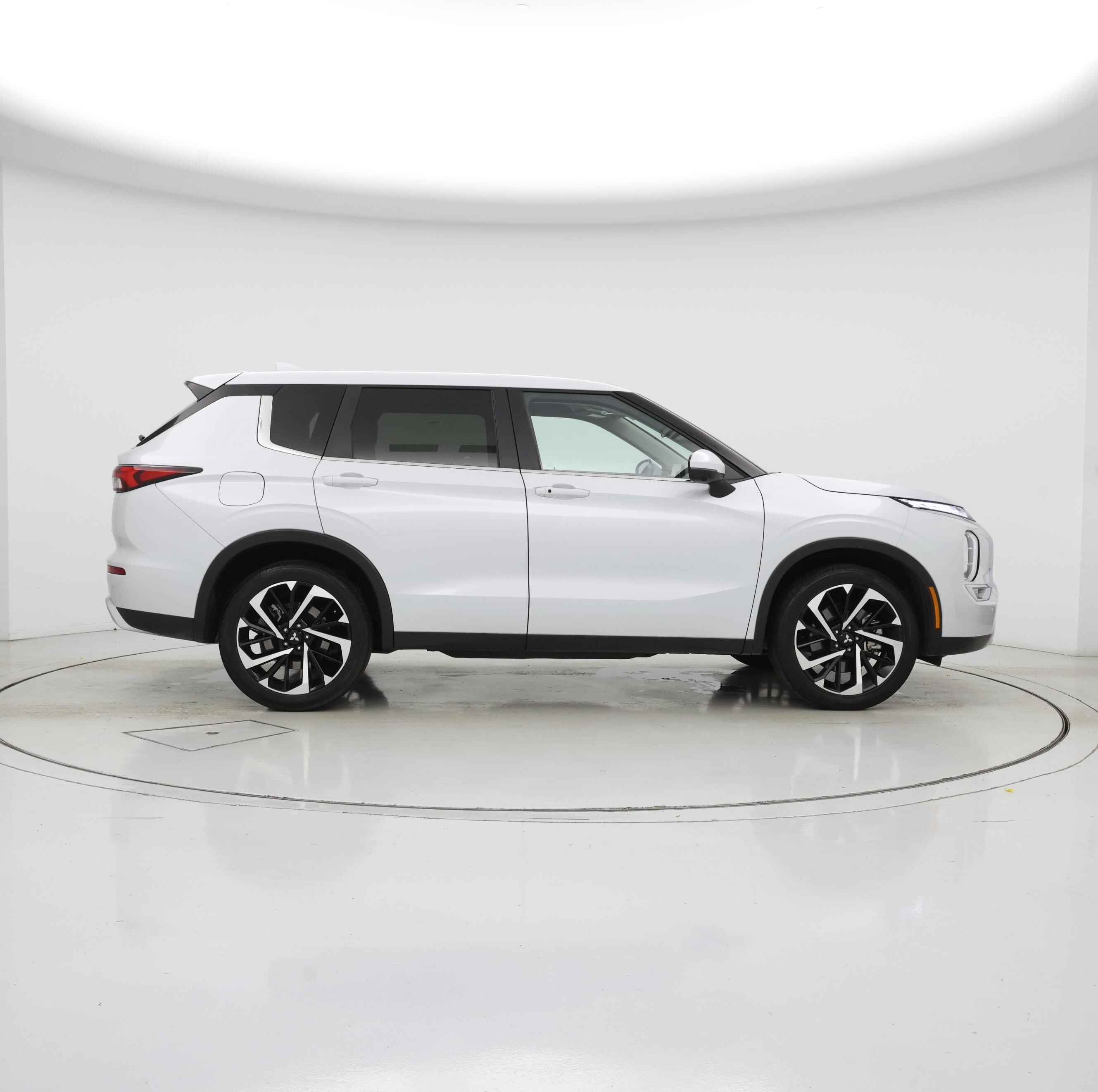 Thumbnail: 2024 Mitsubishi Outlander - 7
