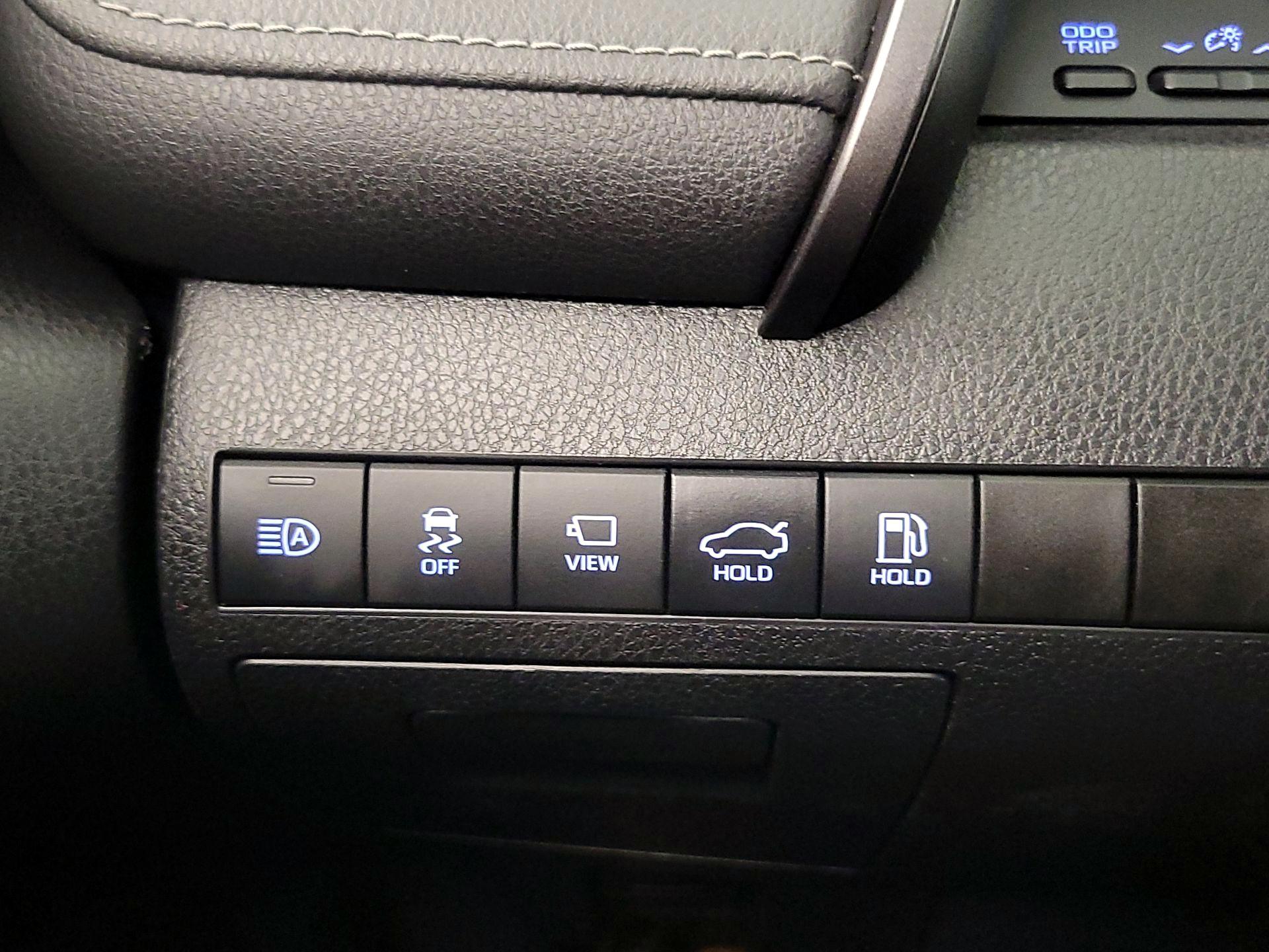 Thumbnail: 2020 Toyota Camry - 13