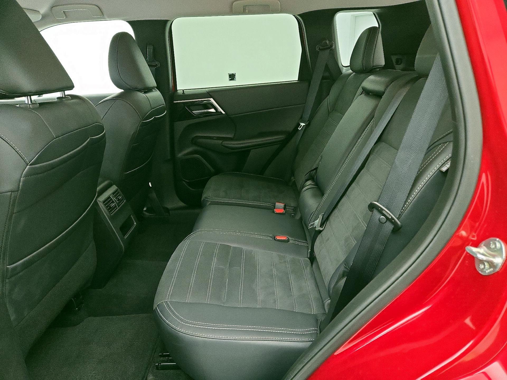 Thumbnail: 2024 Mitsubishi Outlander - 20