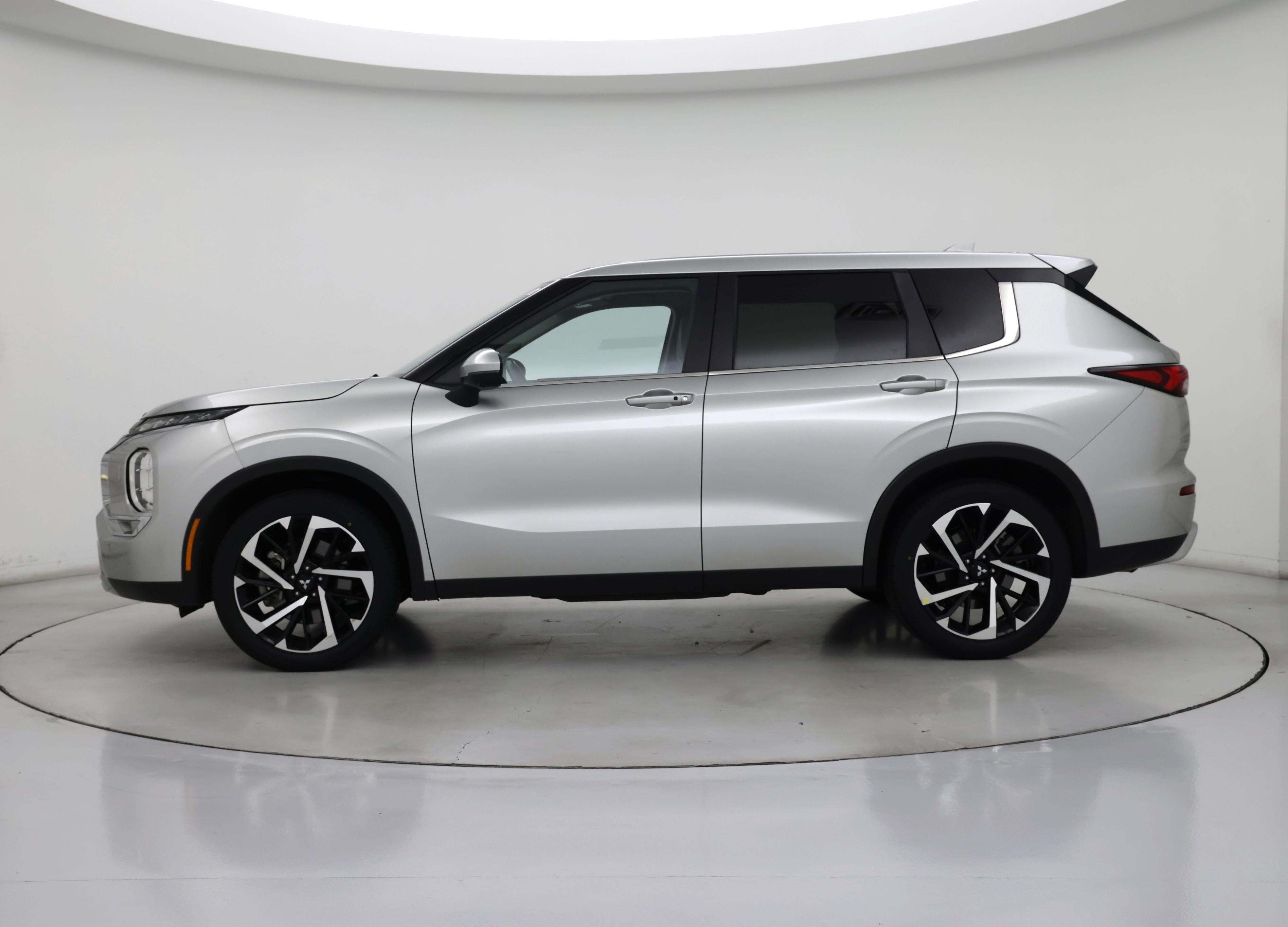 Thumbnail: 2024 Mitsubishi Outlander - 3