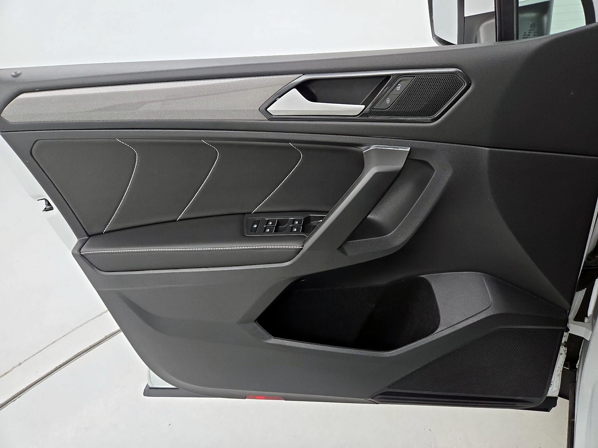 Thumbnail: 2022 Volkswagen Tiguan - 12