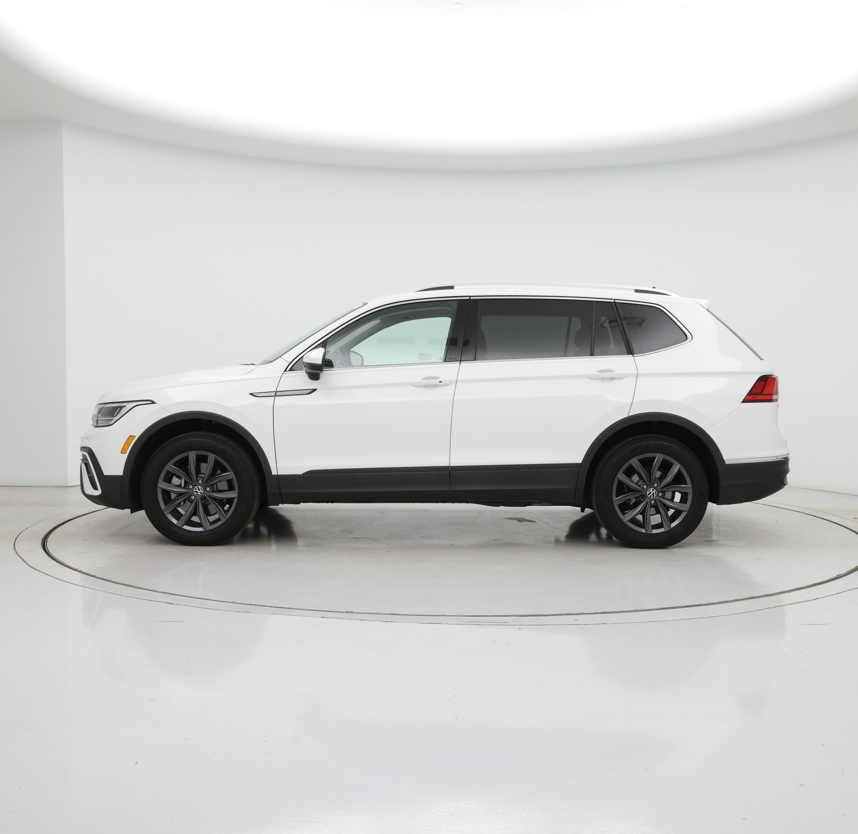 Thumbnail: 2022 Volkswagen Tiguan - 3