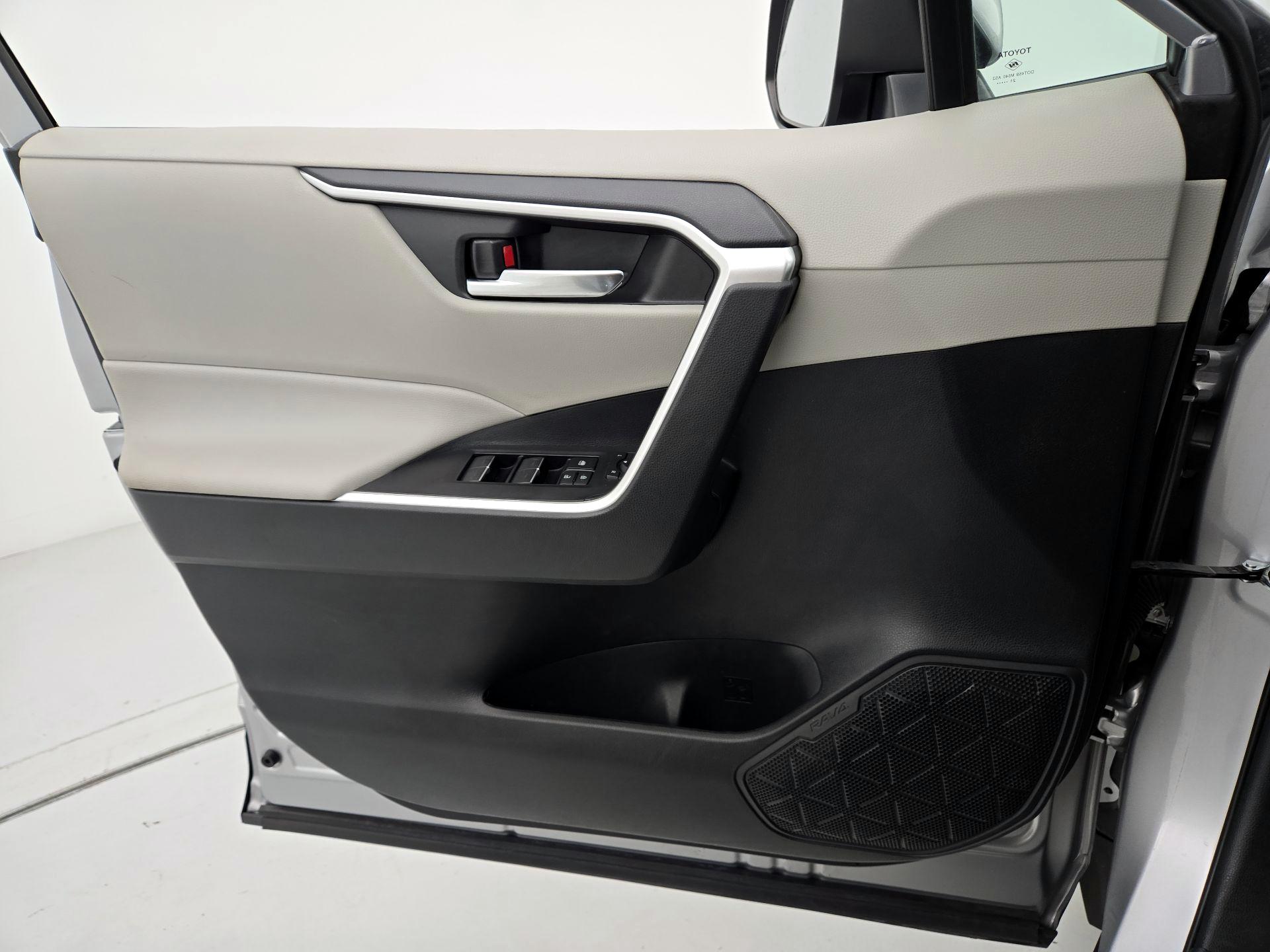 Thumbnail: 2022 Toyota RAV4 - 12