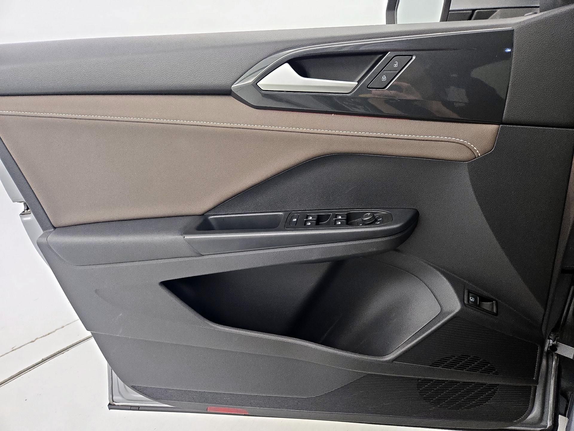 Thumbnail: 2022 Volkswagen Taos - 12