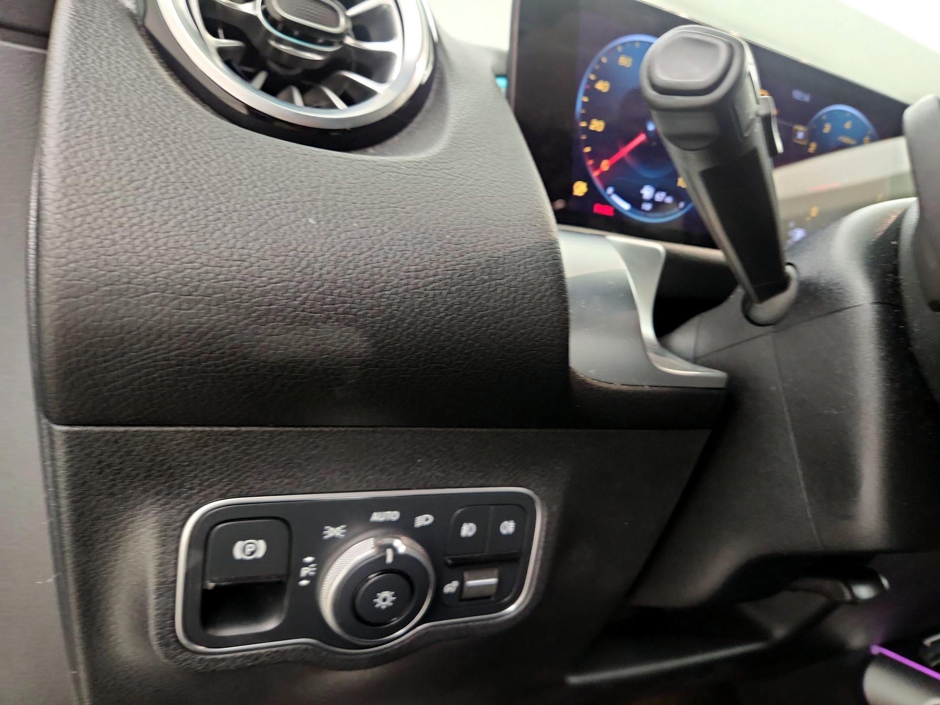 Thumbnail: 2022 Mercedes-Benz GLB - 13