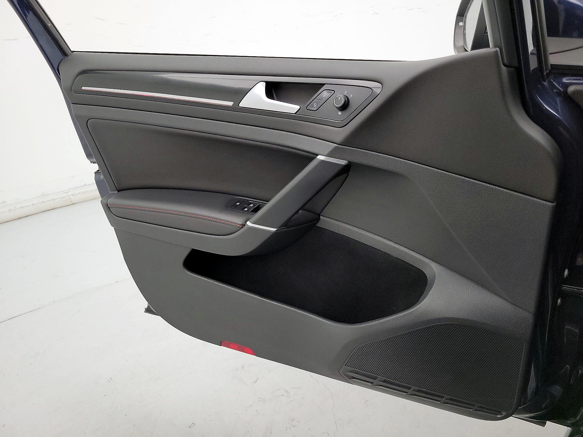 Thumbnail: 2016 Volkswagen Golf - 12