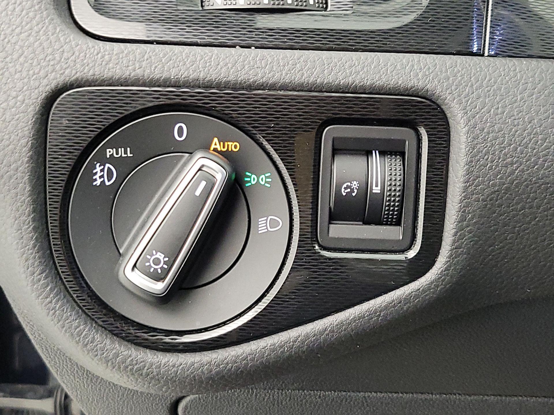 Thumbnail: 2016 Volkswagen Golf - 13