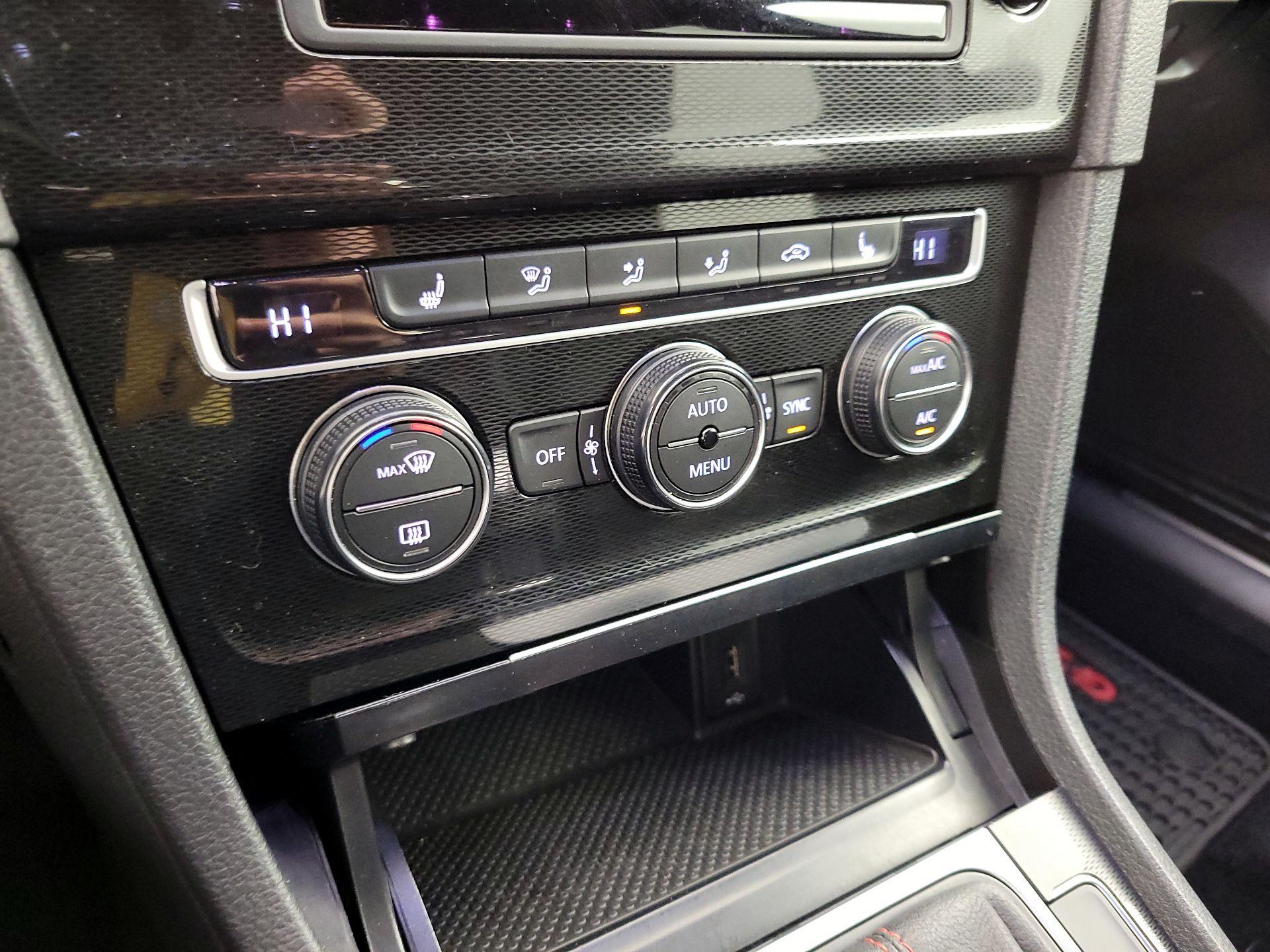 Thumbnail: 2016 Volkswagen Golf - 16