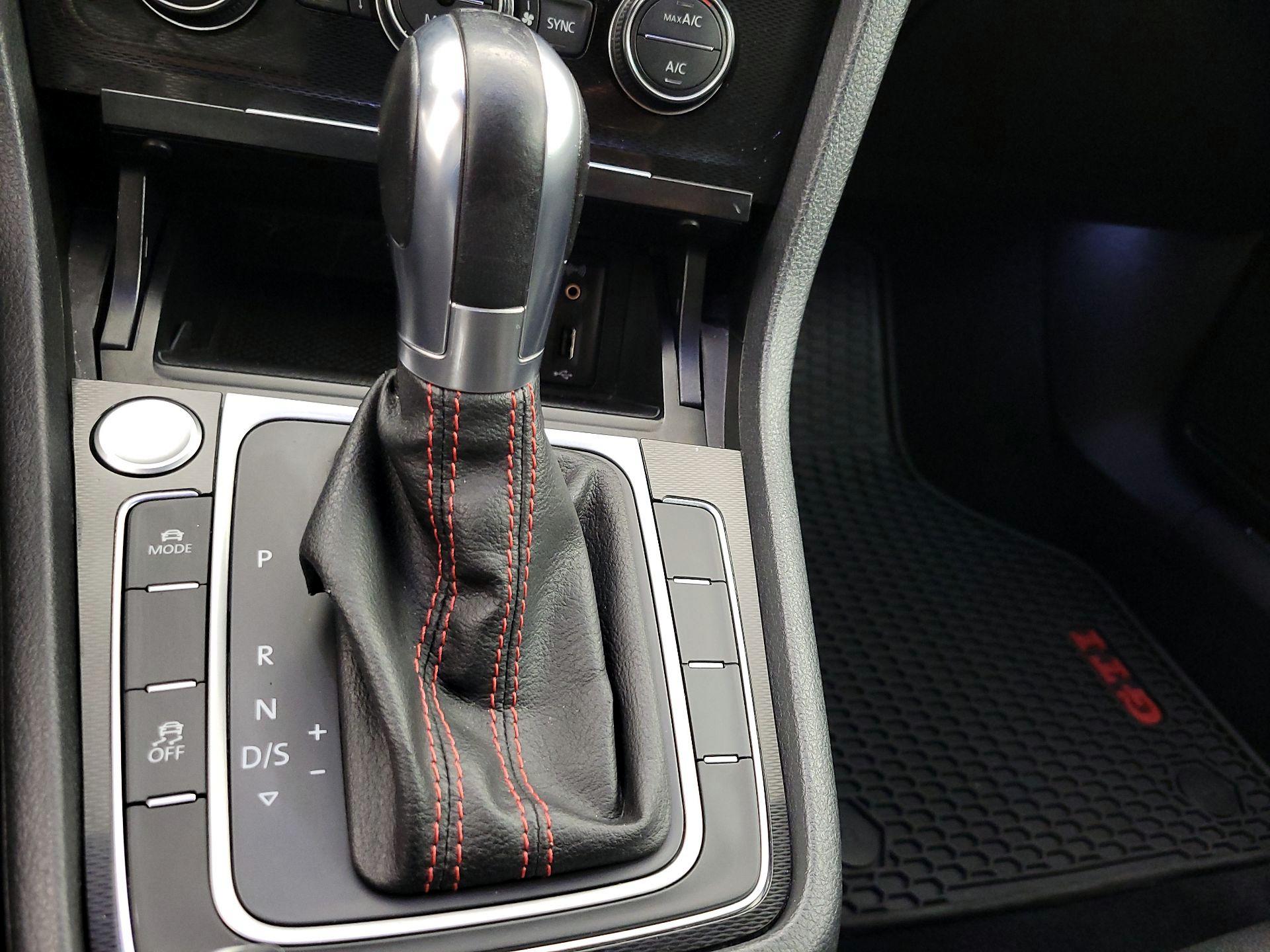 Thumbnail: 2016 Volkswagen Golf - 17