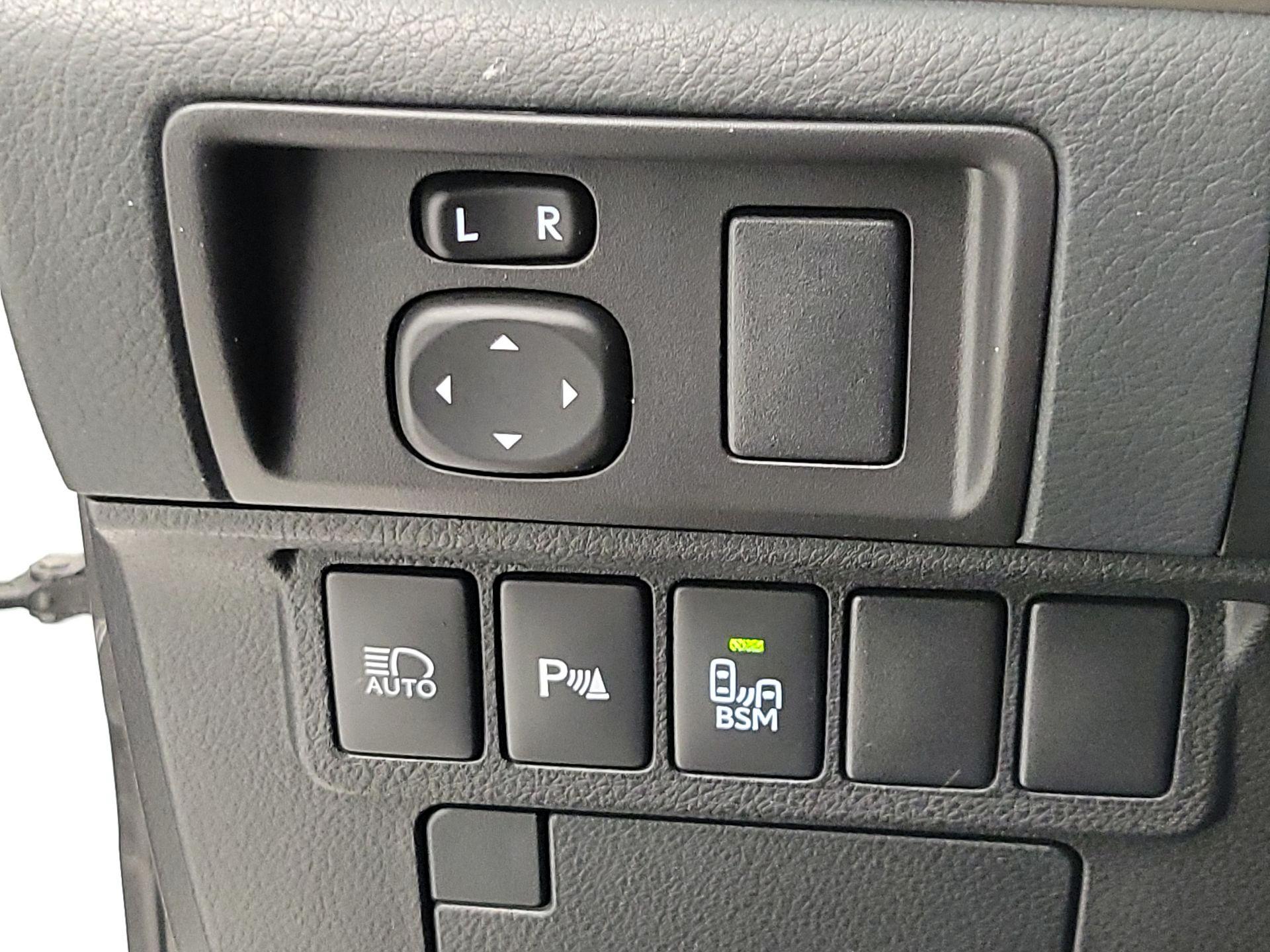 Thumbnail: 2017 Lexus ES - 13