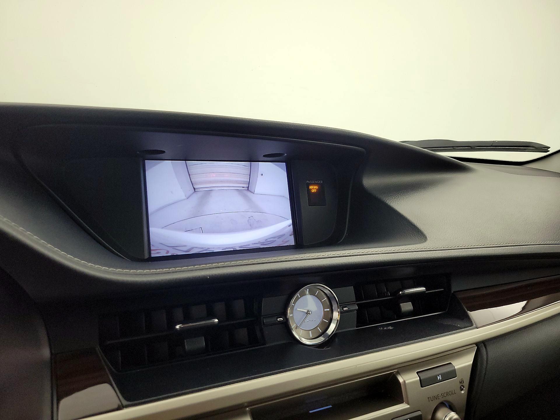 Thumbnail: 2017 Lexus ES - 14