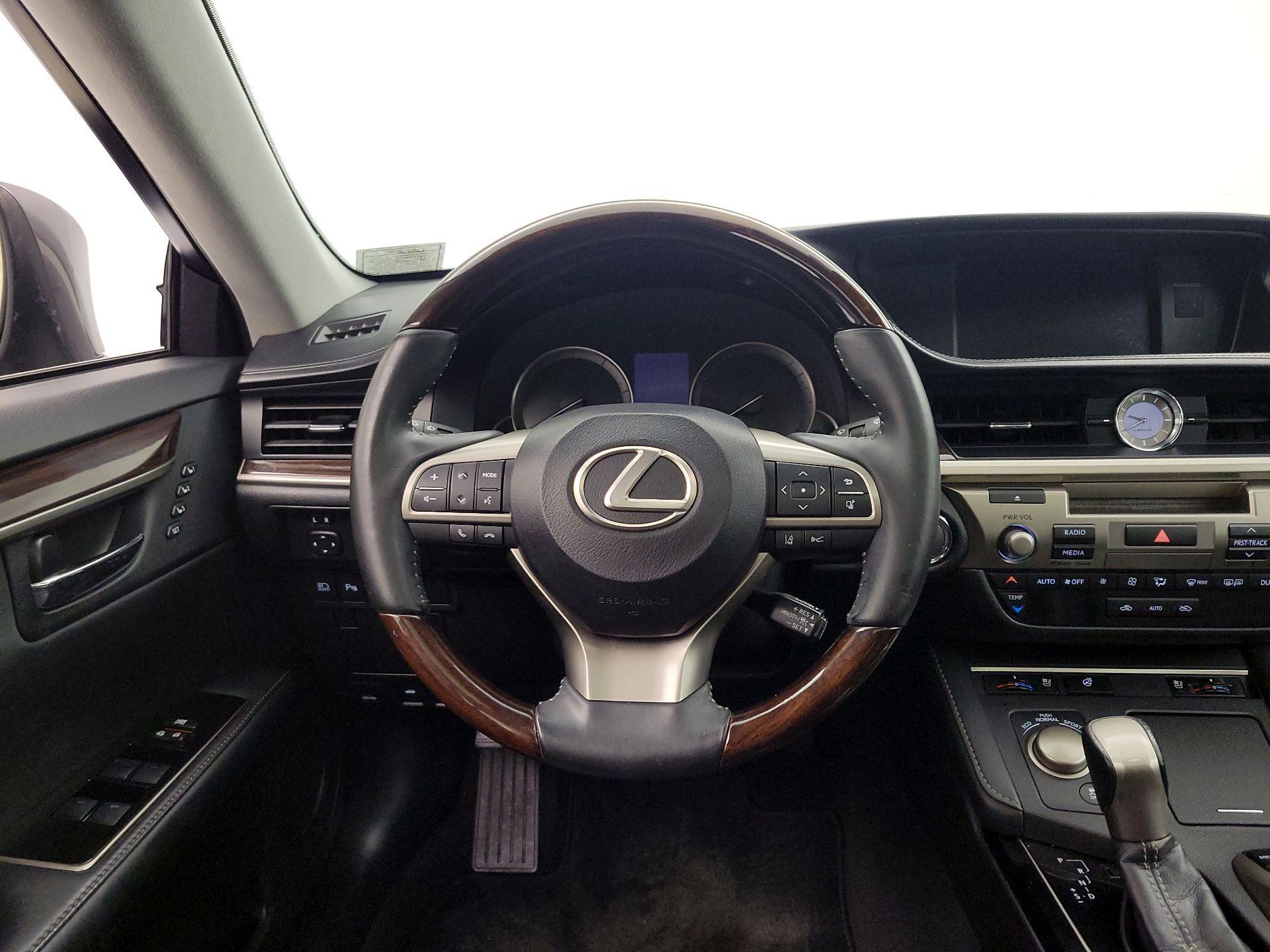 Thumbnail: 2016 Lexus ES - 10