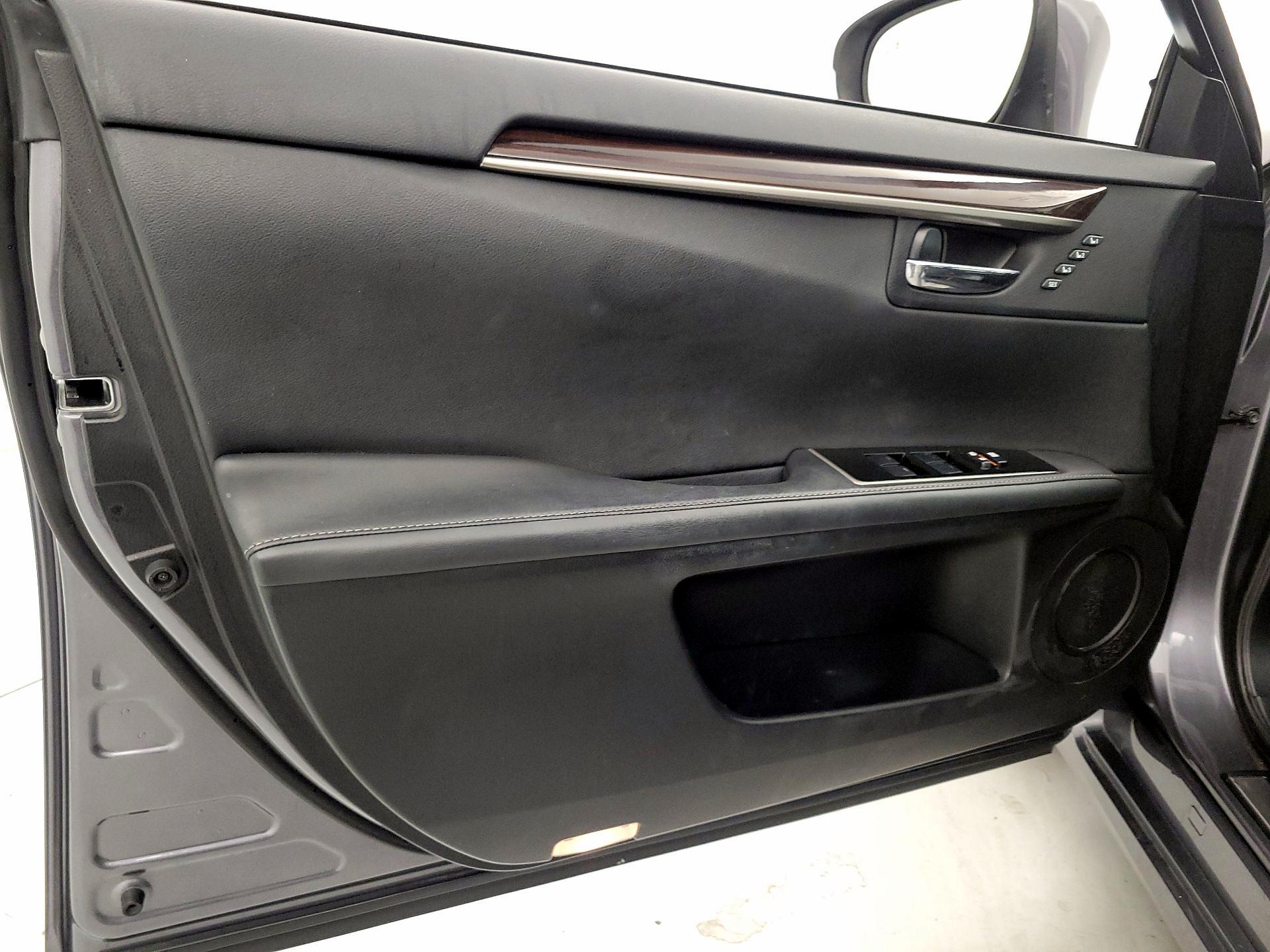 Thumbnail: 2016 Lexus ES - 12